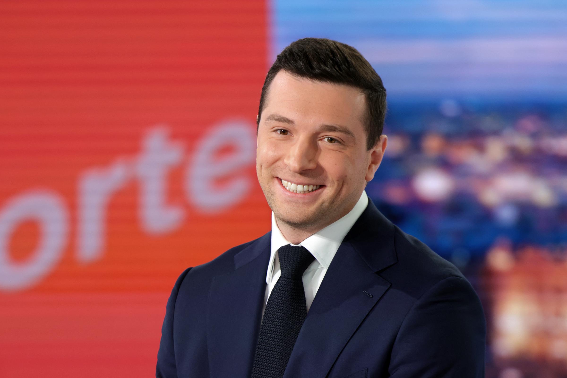 Jordan Bardella, président du Rassemblement national (RN), parti d'extrême droite français, pose avant une interview dans le journal télévisé du soir de la chaîne TF1, à Boulogne-Billancourt, près de Paris, le 17 mars 2026 I Source : Getty Images