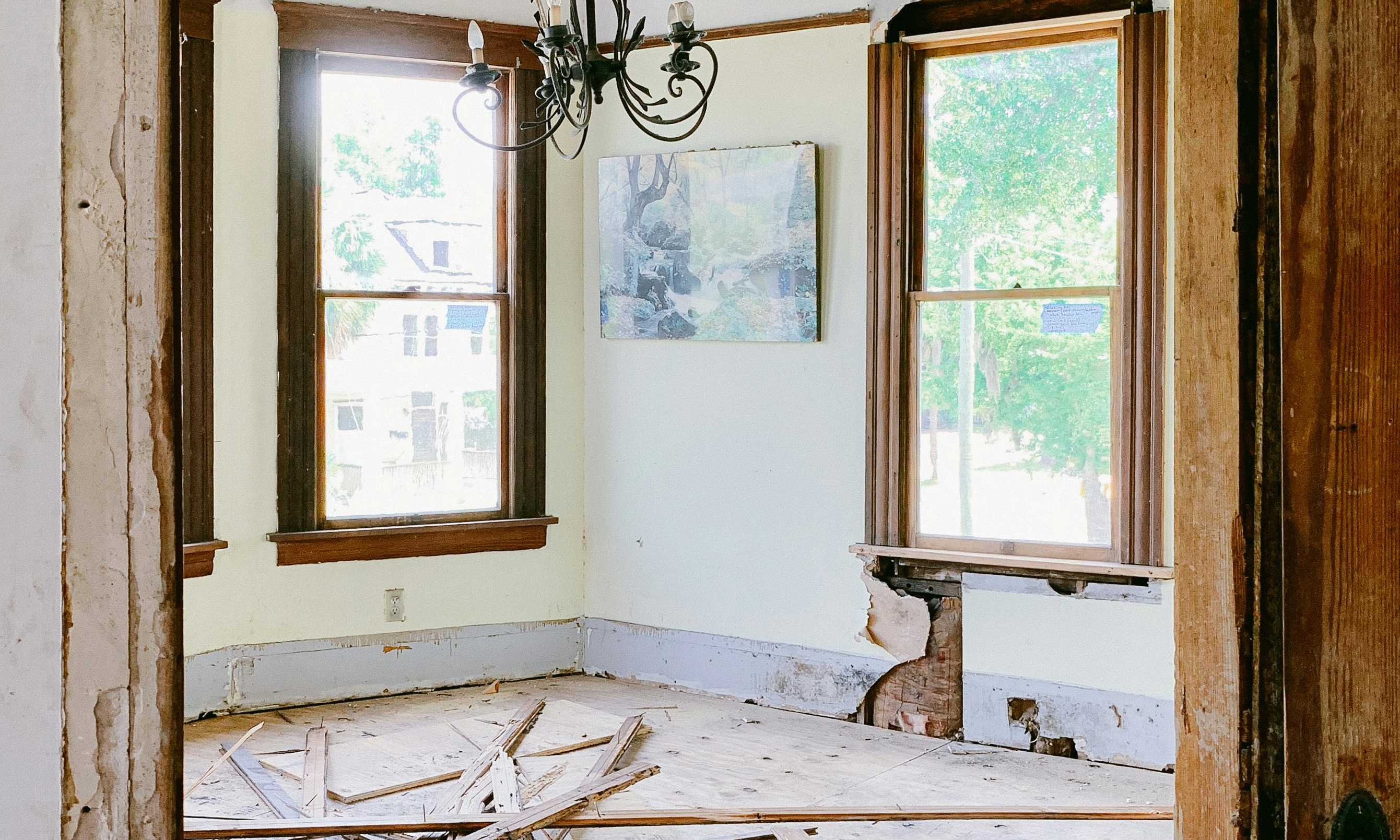 Une chambre dont le plancher est décapé | Source : Pexels