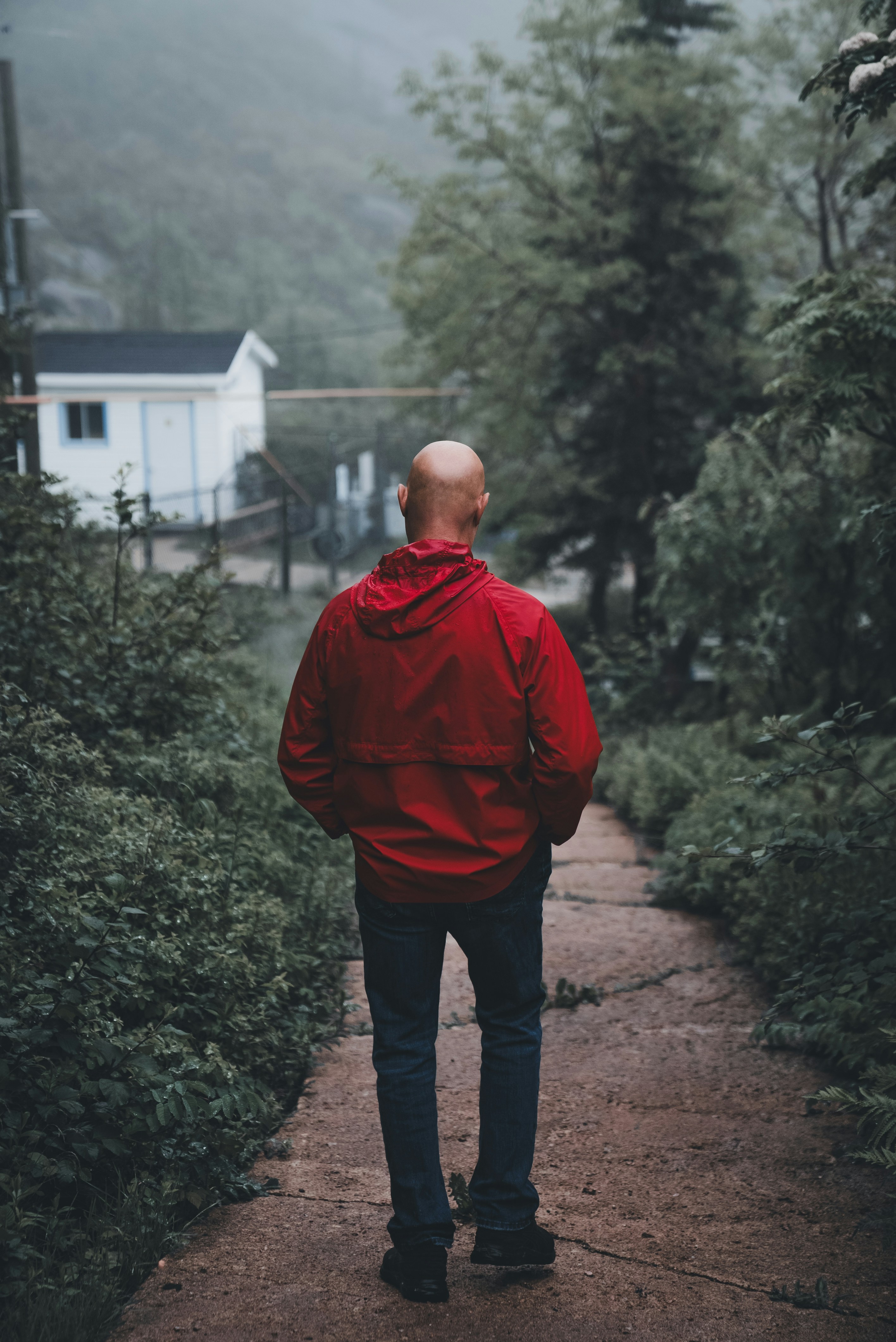Un homme qui s'éloigne | Source : Unsplash