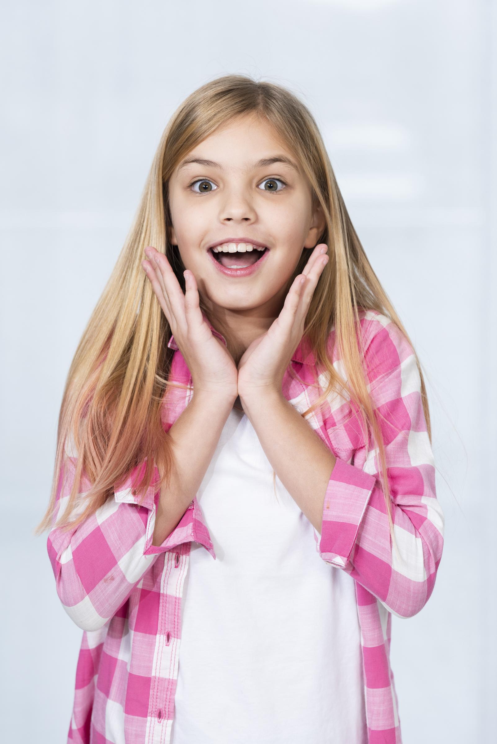 Une fille excitée | Source : Freepik