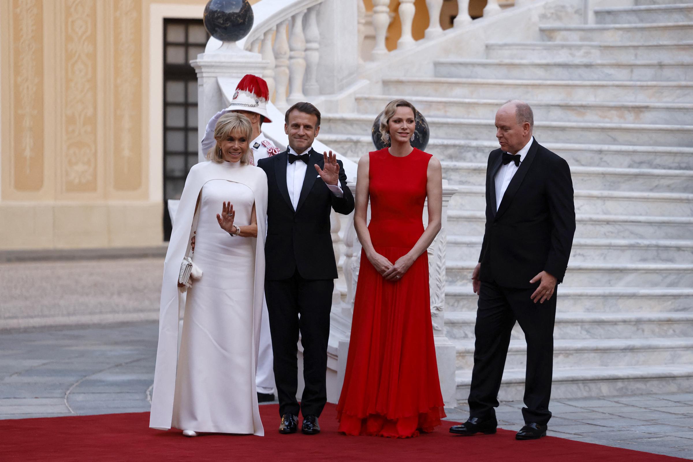 Le prince Albert II de Monaco (à droite) et la princesse Charlène (deuxième à droite) posent avec le président français Emmanuel Macron (deuxième à gauche) et son épouse Brigitte Macron (à gauche) à leur arrivée au Palais Princier pour un dîner d'État dans le cadre de la visite d'État de deux jours de M. Macron à Monaco avant l'Unoc3, le 7 juin 2025 I Source : Getty Images
