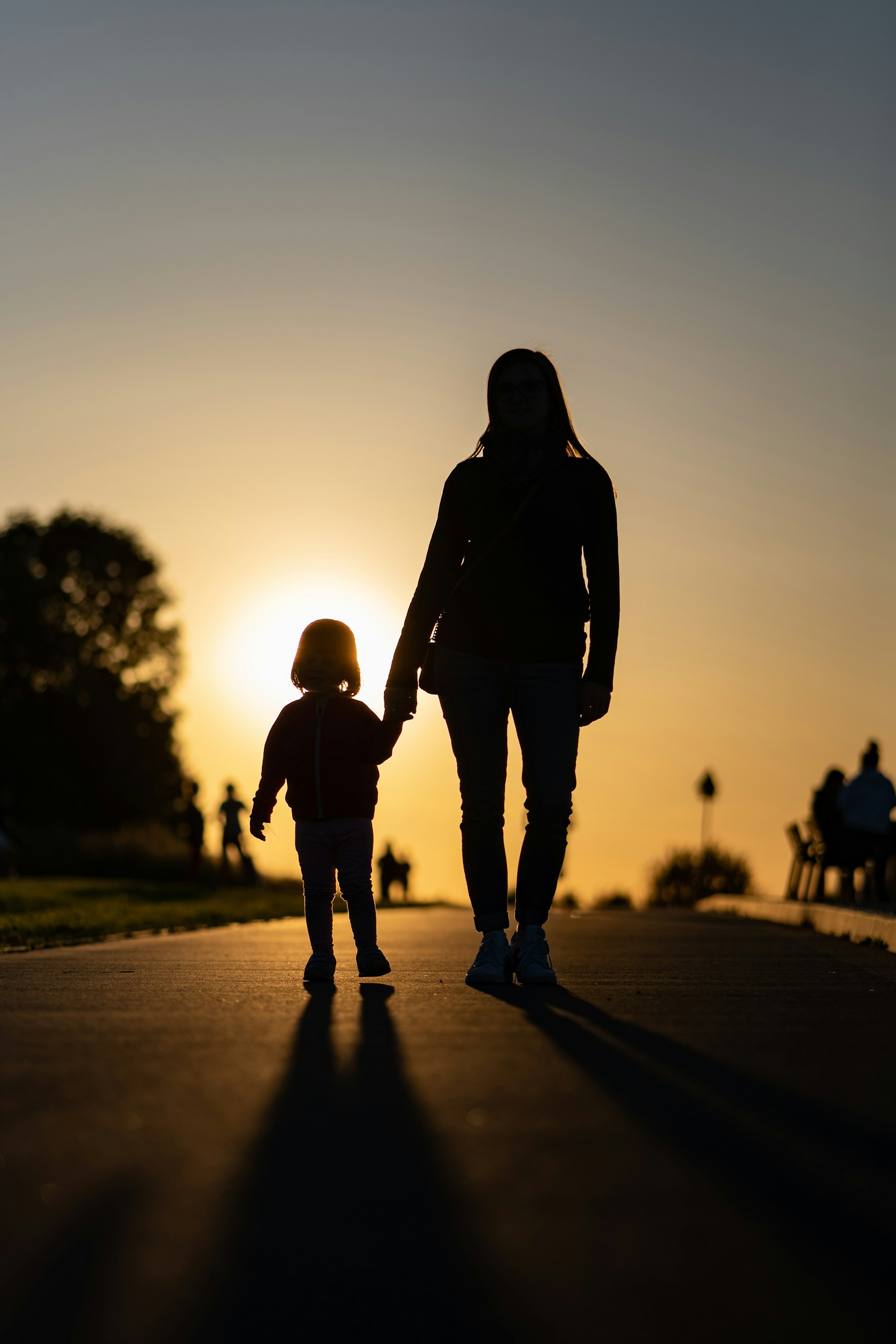 Une mère et sa petite fille regardant le coucher de soleil | Source : Unsplash