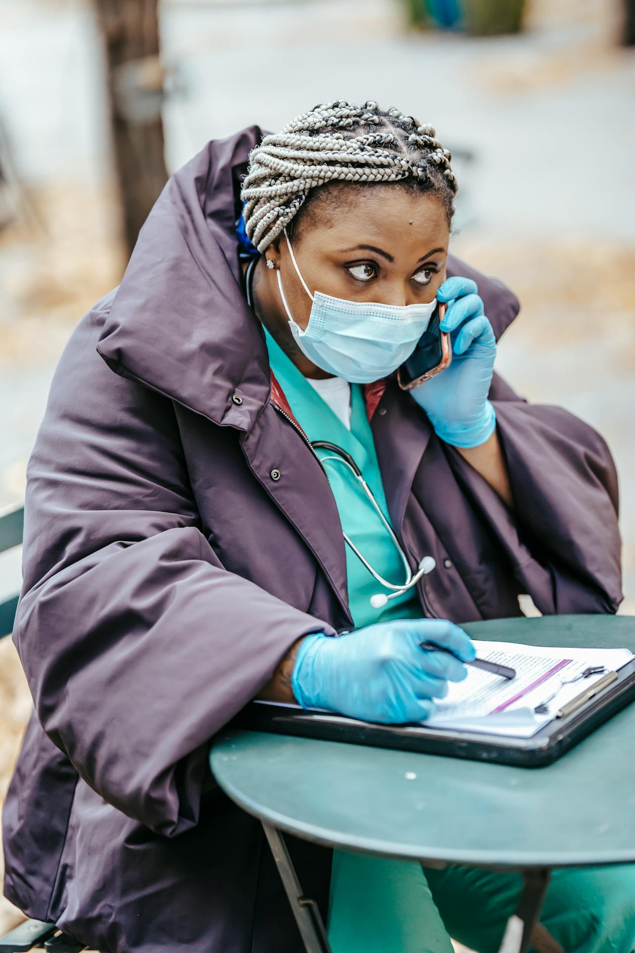 Un professionnel de la santé en train de parler au téléphone | Source : Pexels