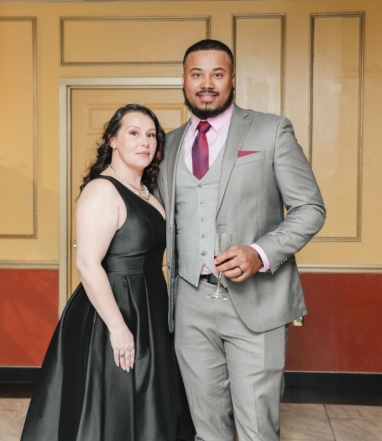 Misty De La Cruz pose avec son mari, en date du 21 mars 2025 | Source : TikTok/@lifewithmisty