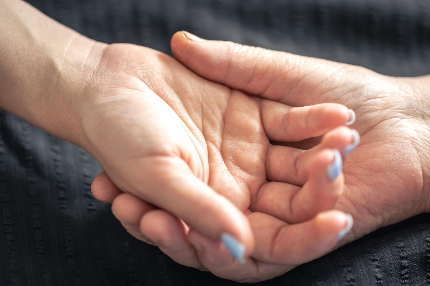 Une personne âgée tenant la main d'une jeune femme | Source : Freepik