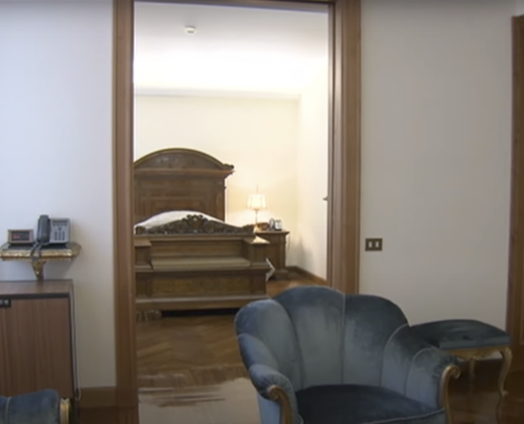Un fauteuil positionné à l'intérieur de la chambre à coucher du chef de l'Église catholique romaine | Source : YouTube/CNN