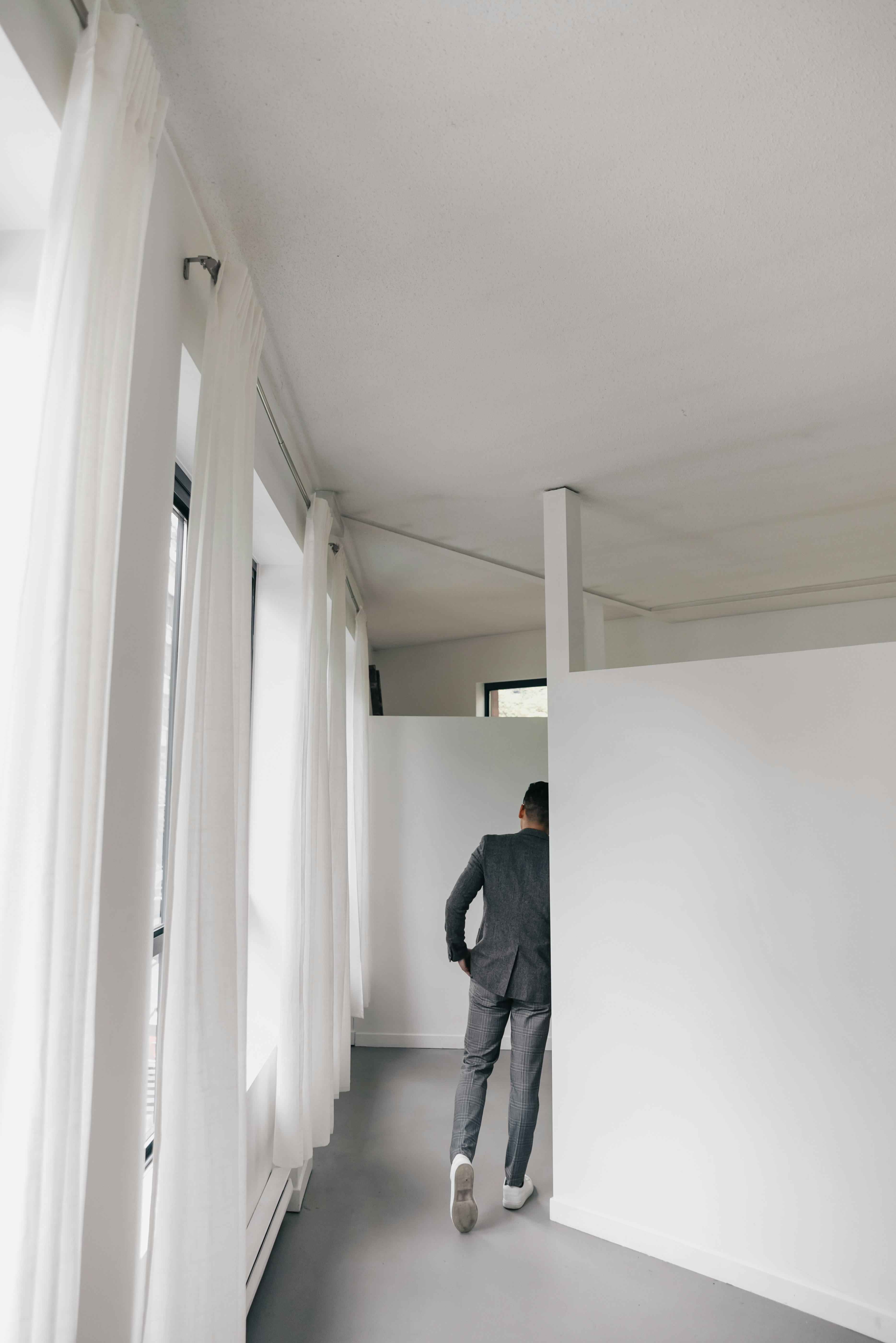 Homme marchant dans le couloir | Source : Pexels