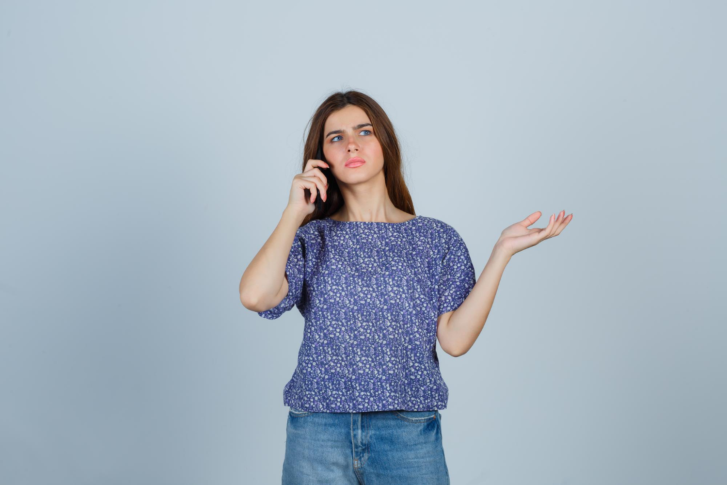 Une femme au téléphone | Source : Freepik