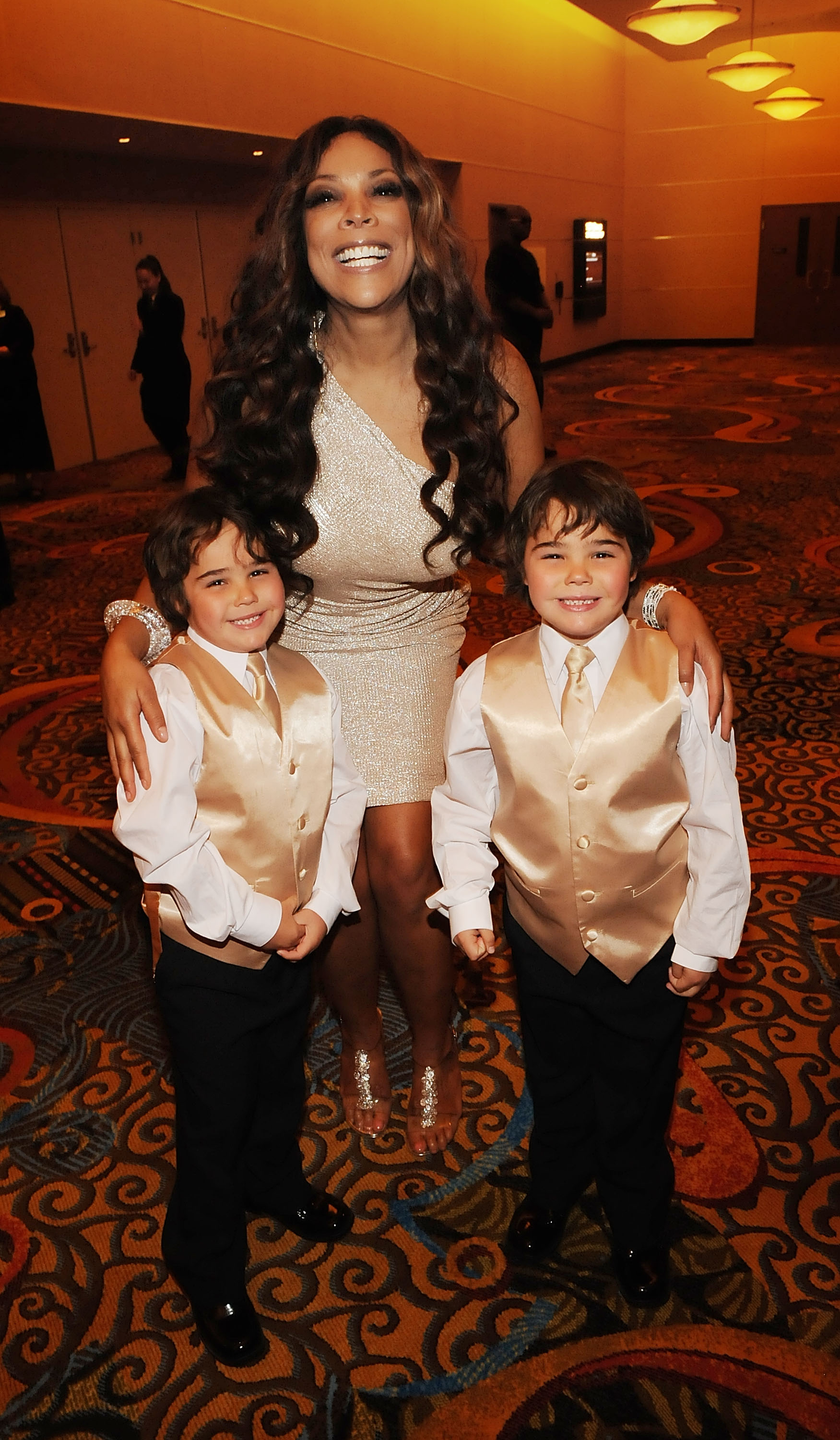 Wendy Williams avec les fils jumeaux de Kenny Rogers lors de la cérémonie de remise des prix Kenny Rogers : The First 50 Years, le 10 avril 2010, au Ledyard Center, dans le Connecticut | Source : Getty Images