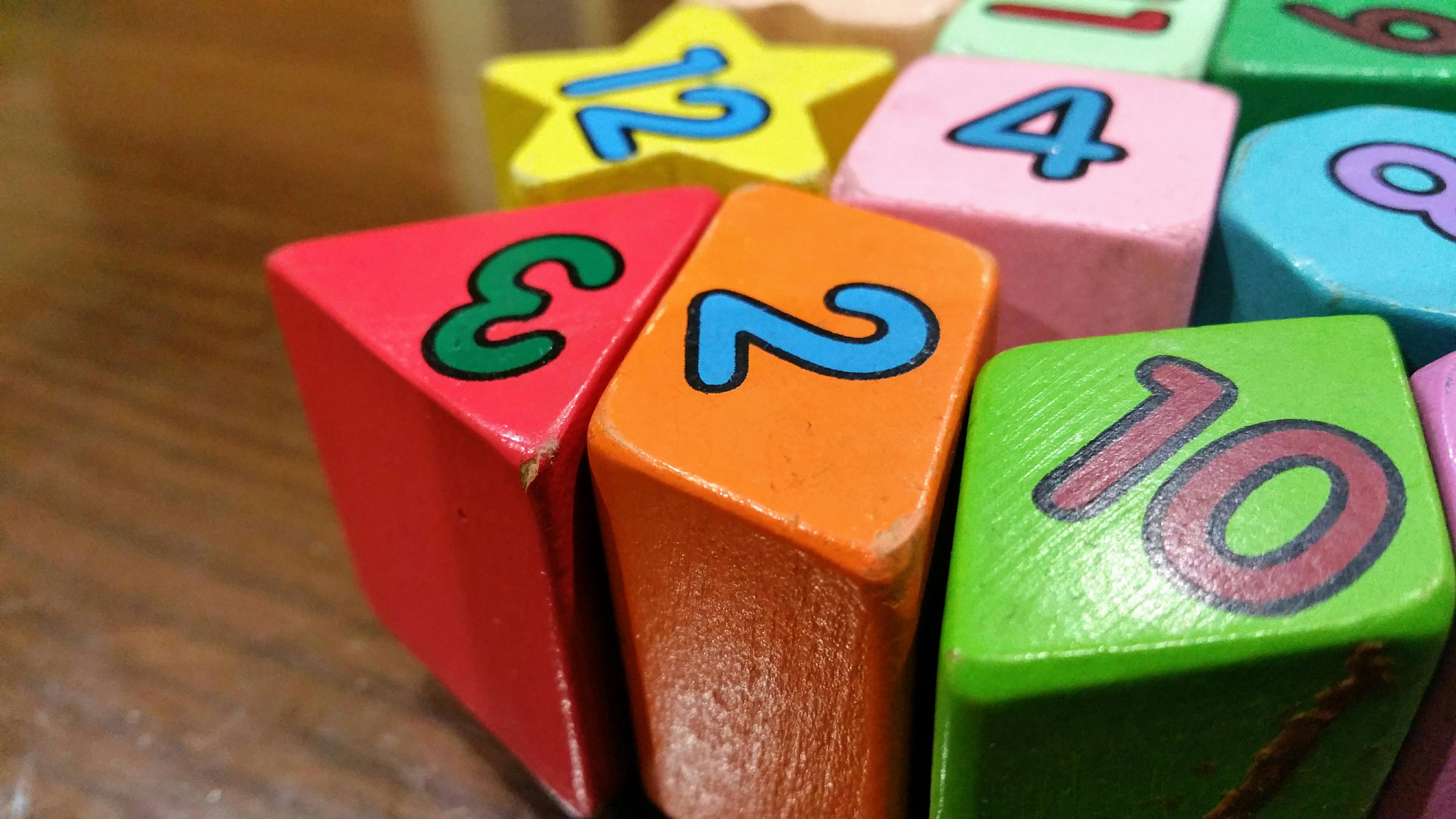 Formes et chiffres aux couleurs vives | Source : Pexels