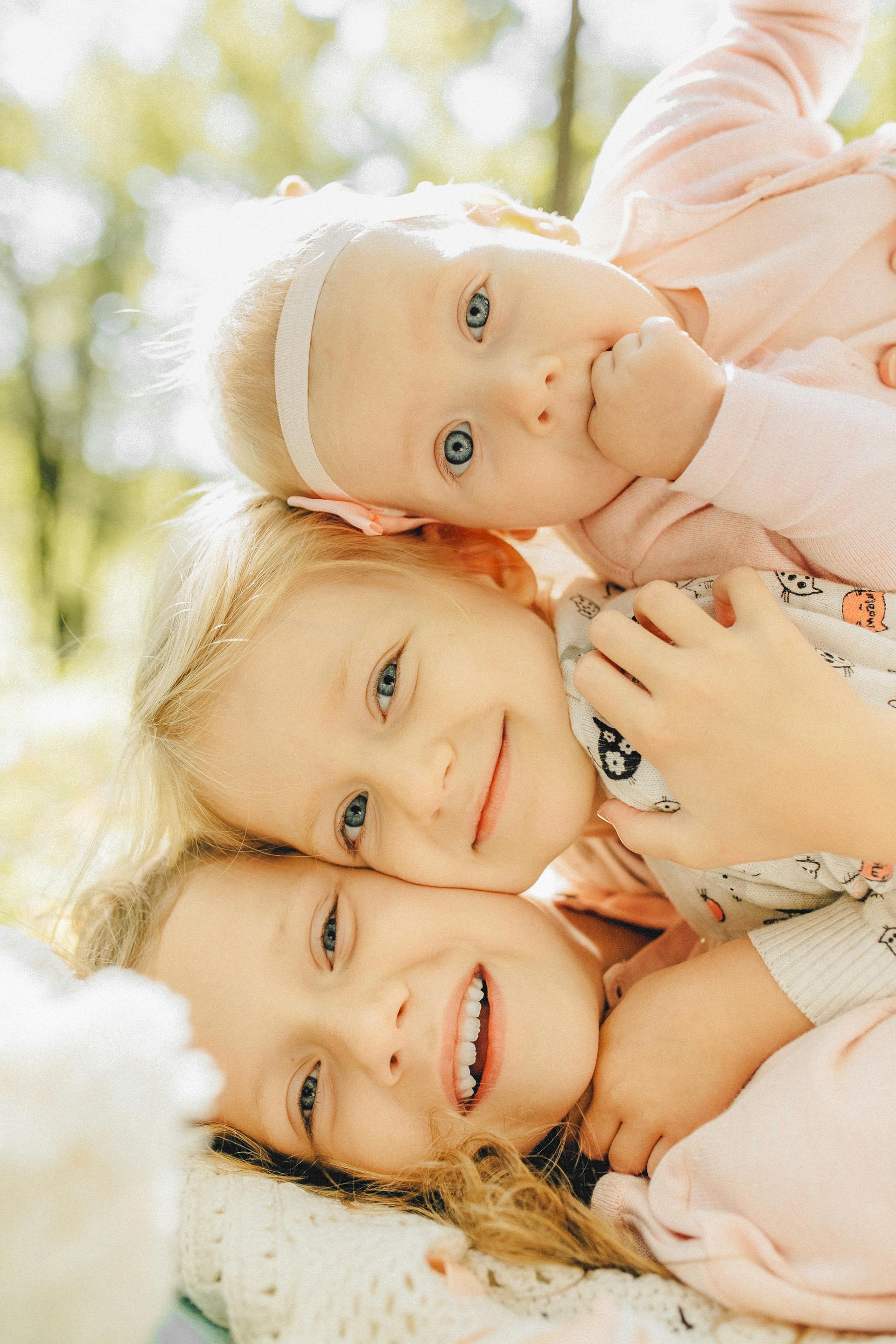 Trois sœurs posant ensemble | Source : Pexels