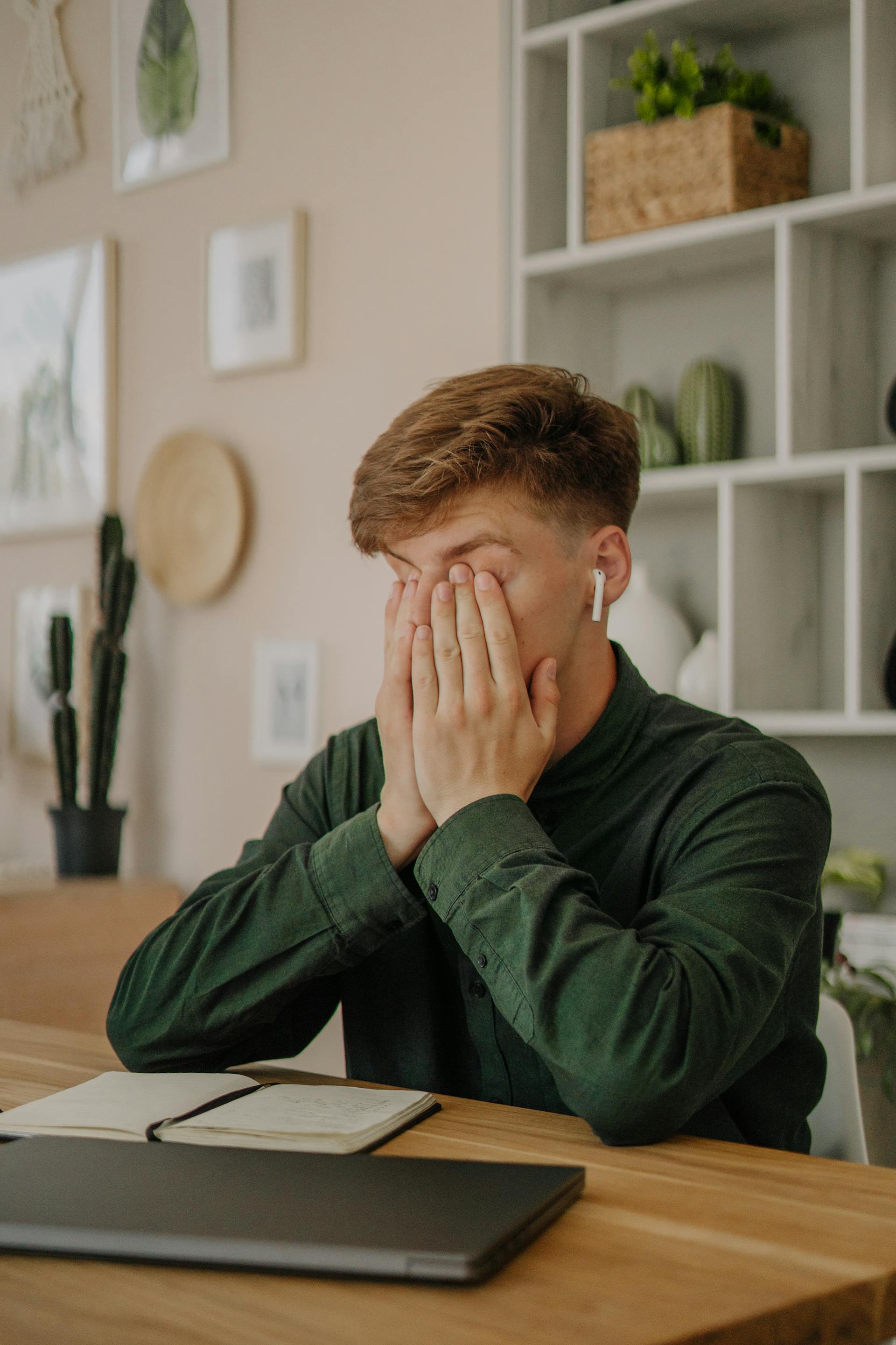 Un jeune homme se couvrant le visage | Source : Pexels