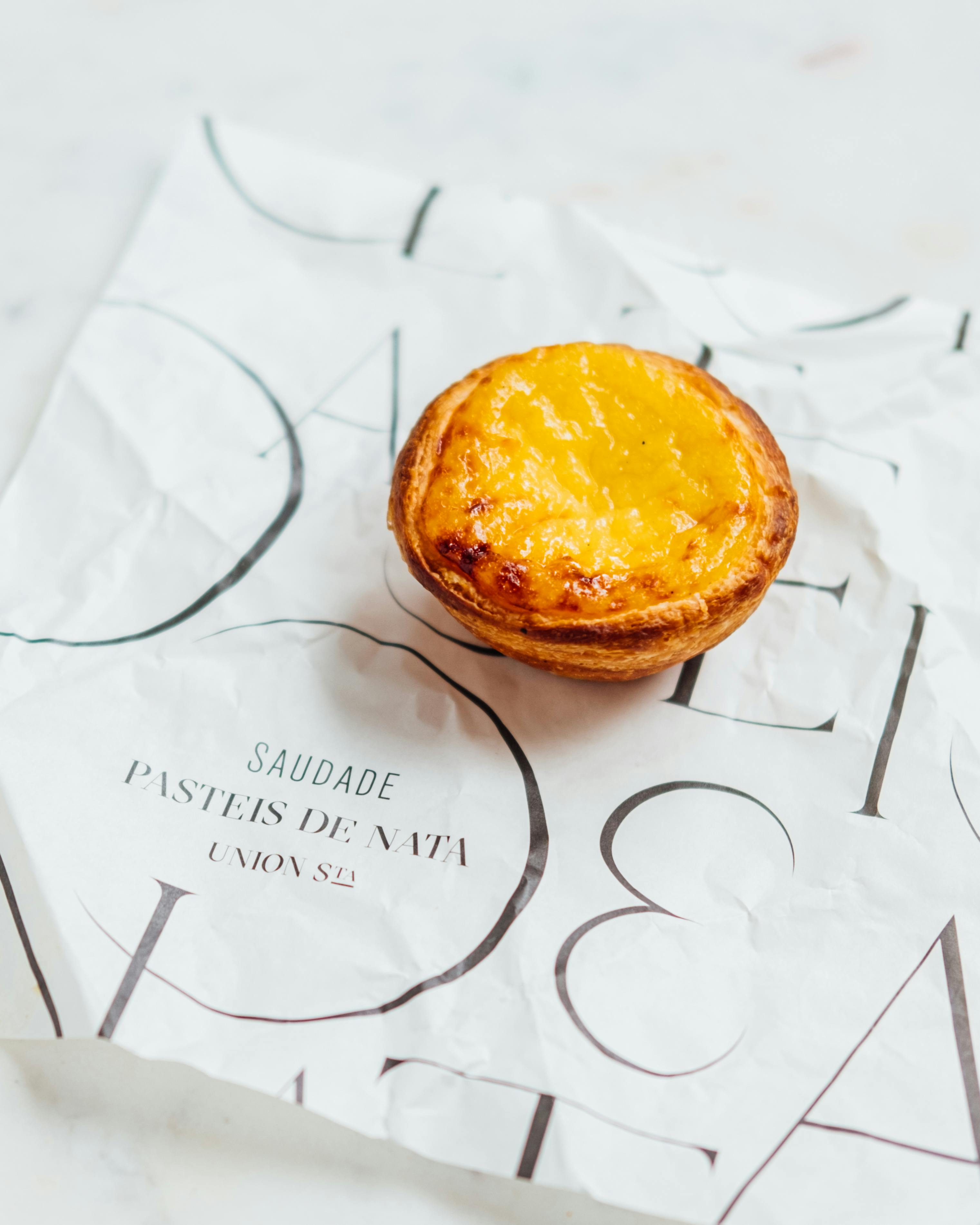 Une tarte à la crème sur une table | Source : Pexels