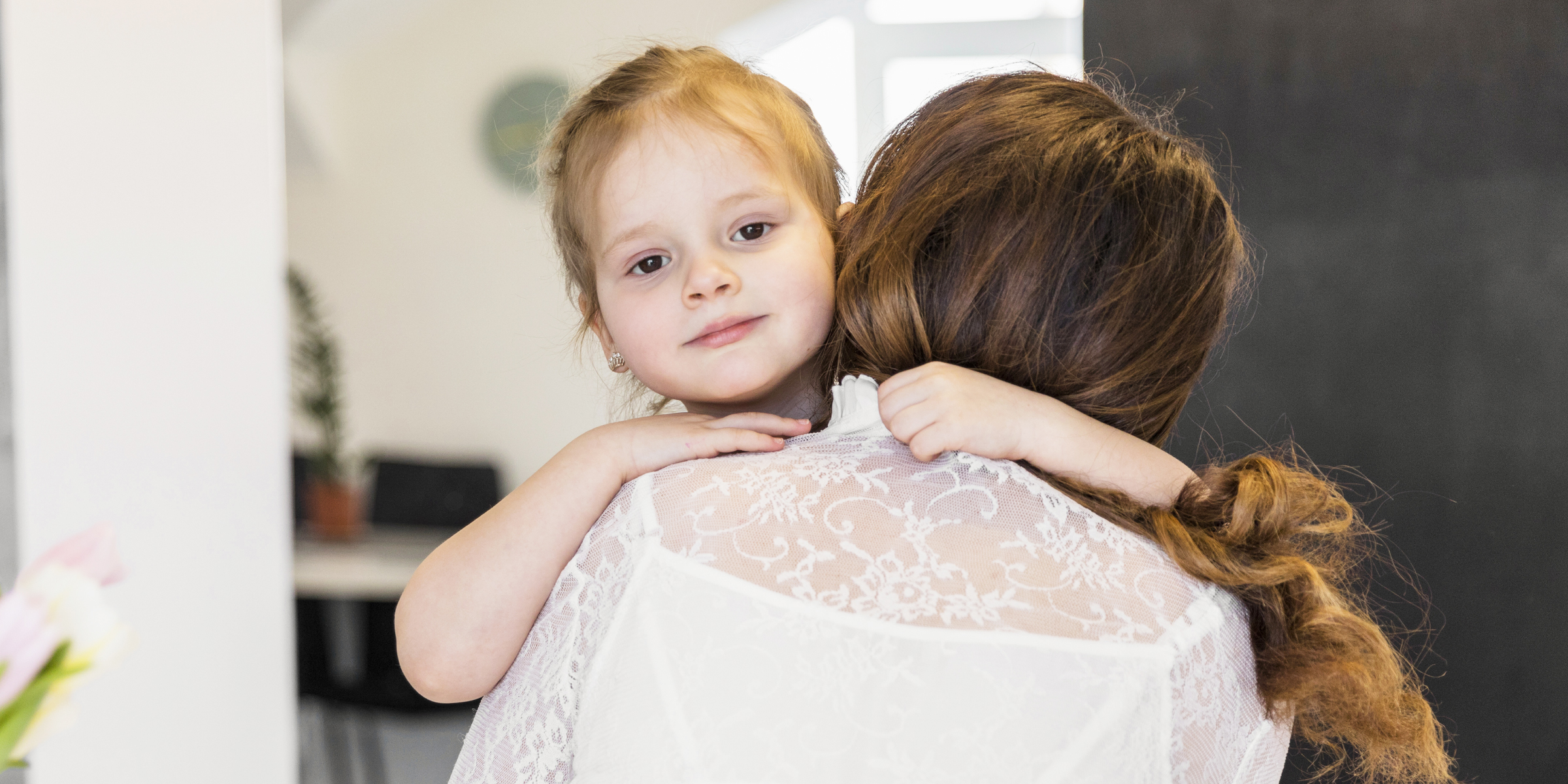 Une femme qui serre un enfant dans ses bras | Source : Freepik