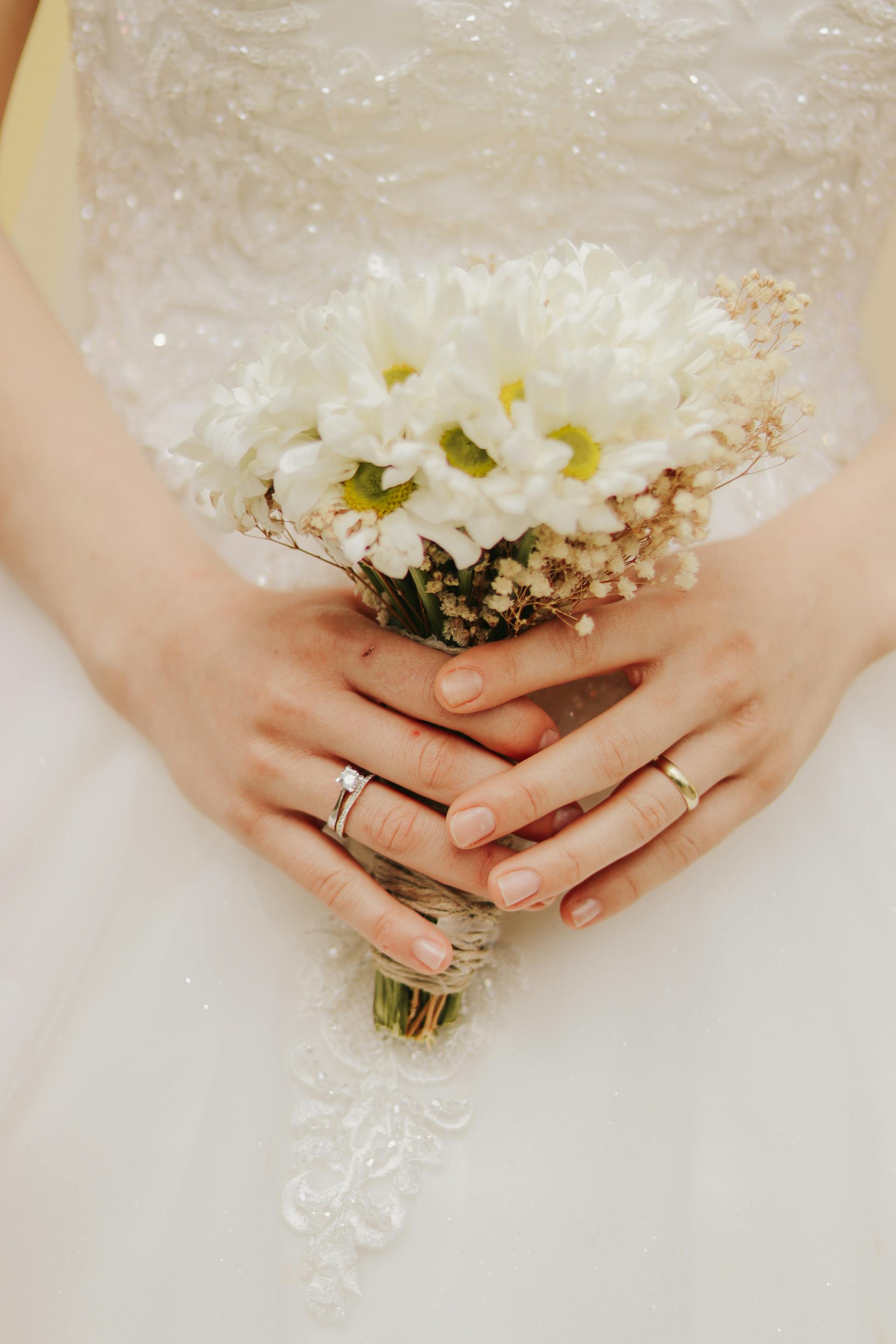 Une mariée tenant un bouquet | Source : Pexels