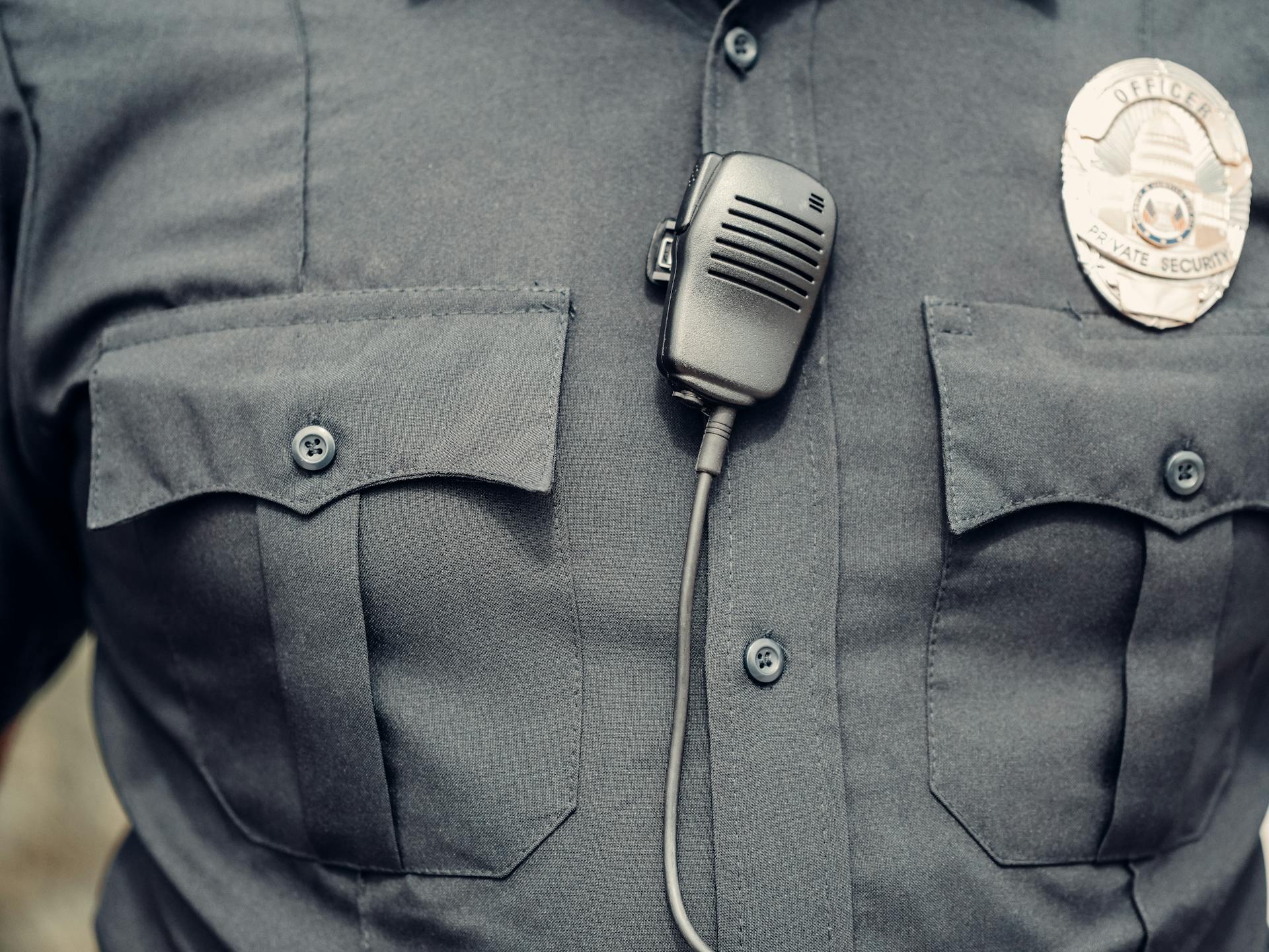 Gros plan sur l'uniforme d'un officier | Source : Pexels