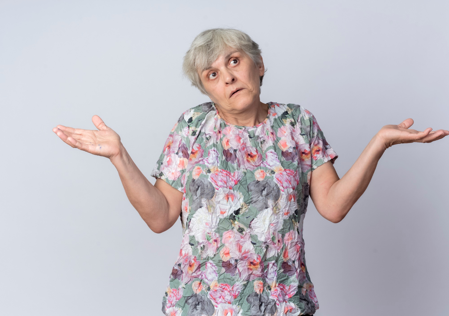 Une femme âgée frustrée haussant les épaules | Source : Freepik