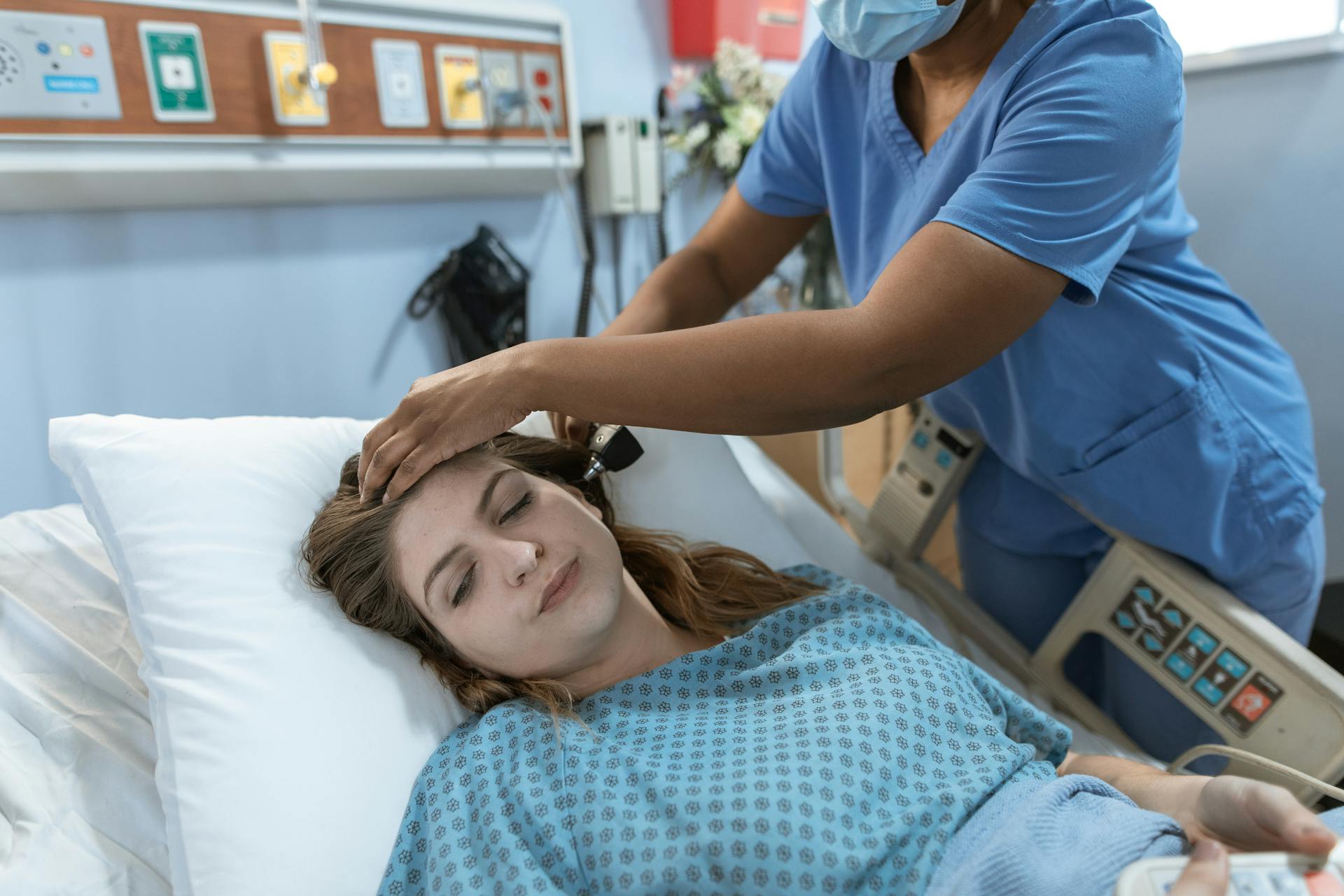 Une femme allongée dans un lit d'hôpital | Source : Pexels