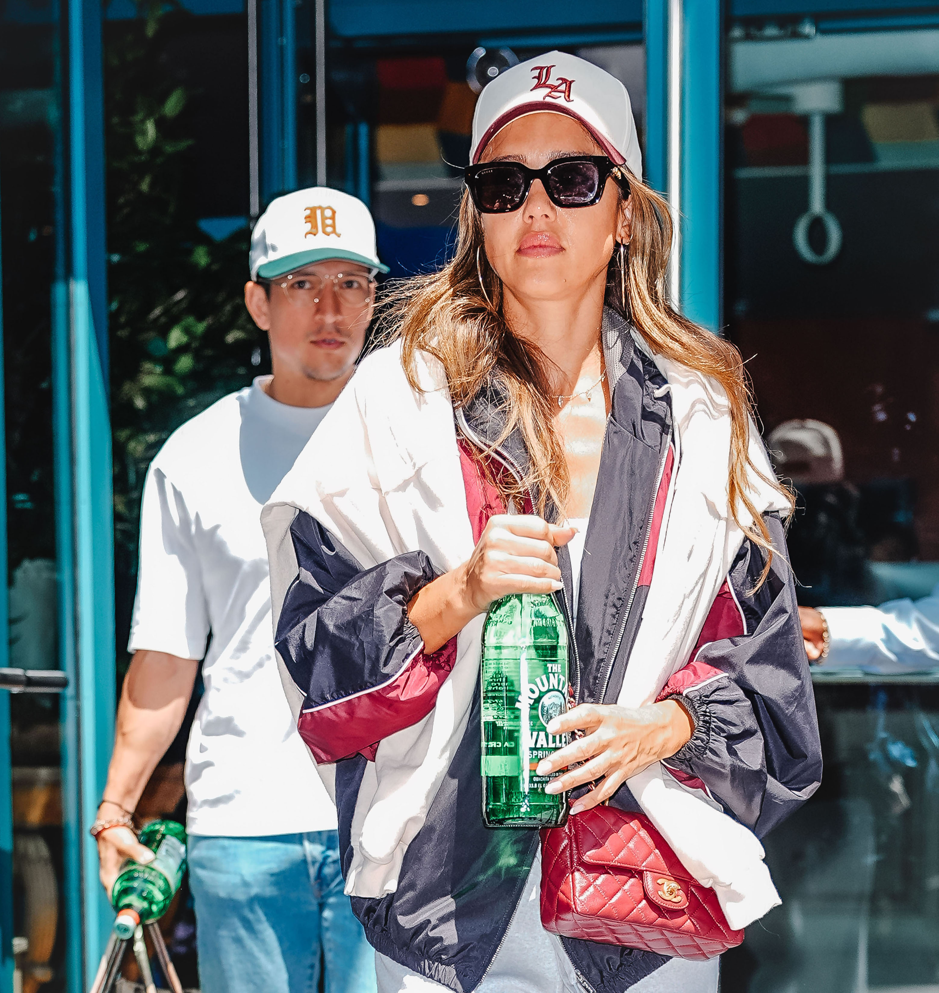 Le mois suivant, en août, Alba et Ramirez sont aperçues en balade à New York le 12 août 2025, portant des tenues aux couleurs coordonnées alors qu’elles se promènent ensemble, l’air détendu et synchronisé.