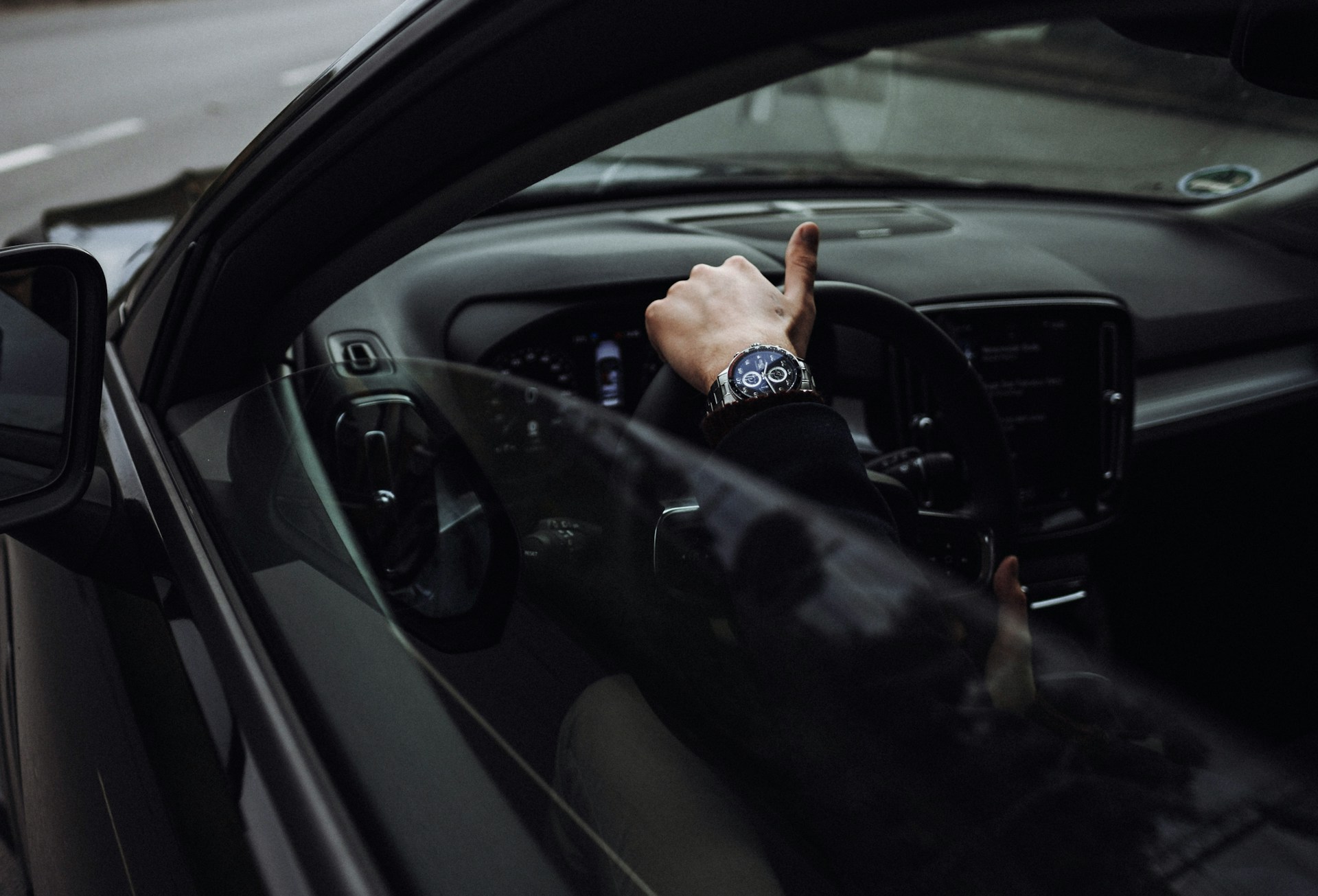 Un homme au volant de sa voiture | Source : Unsplash