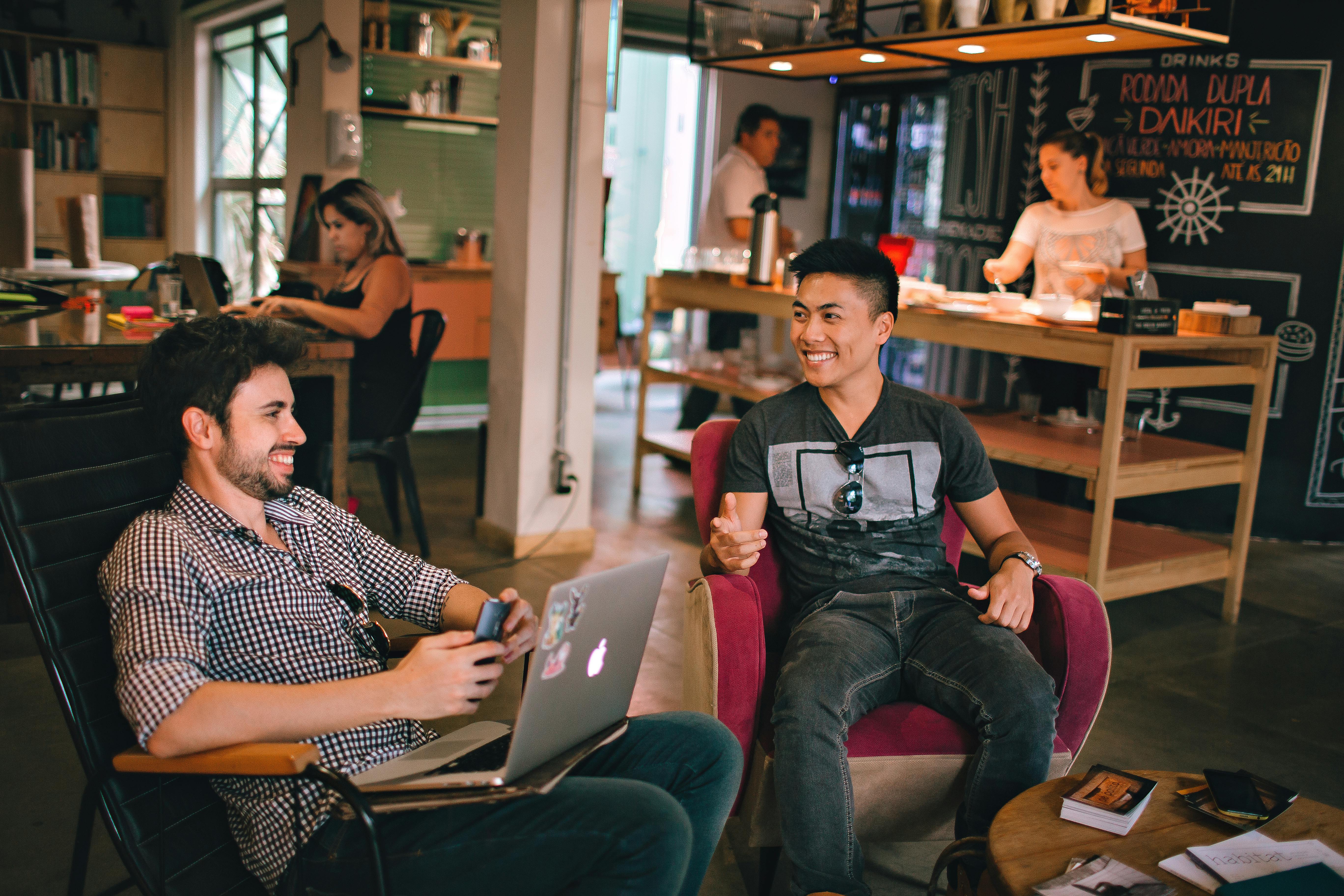 Deux jeunes hommes dans un restaurant | Source : Pexels