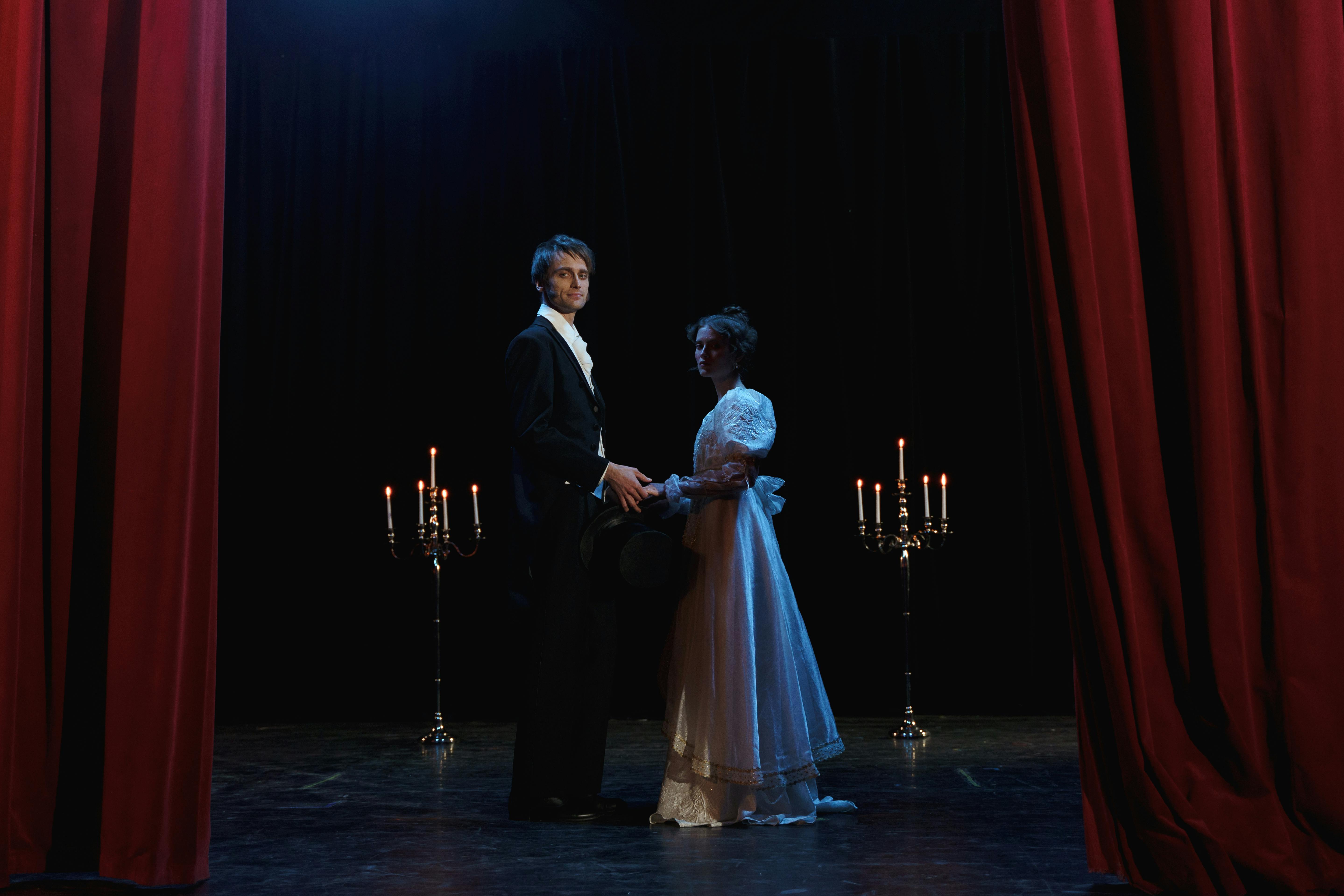 Une femme dans le rôle principal d'une pièce de théâtre avec un homme | Source : Pexels