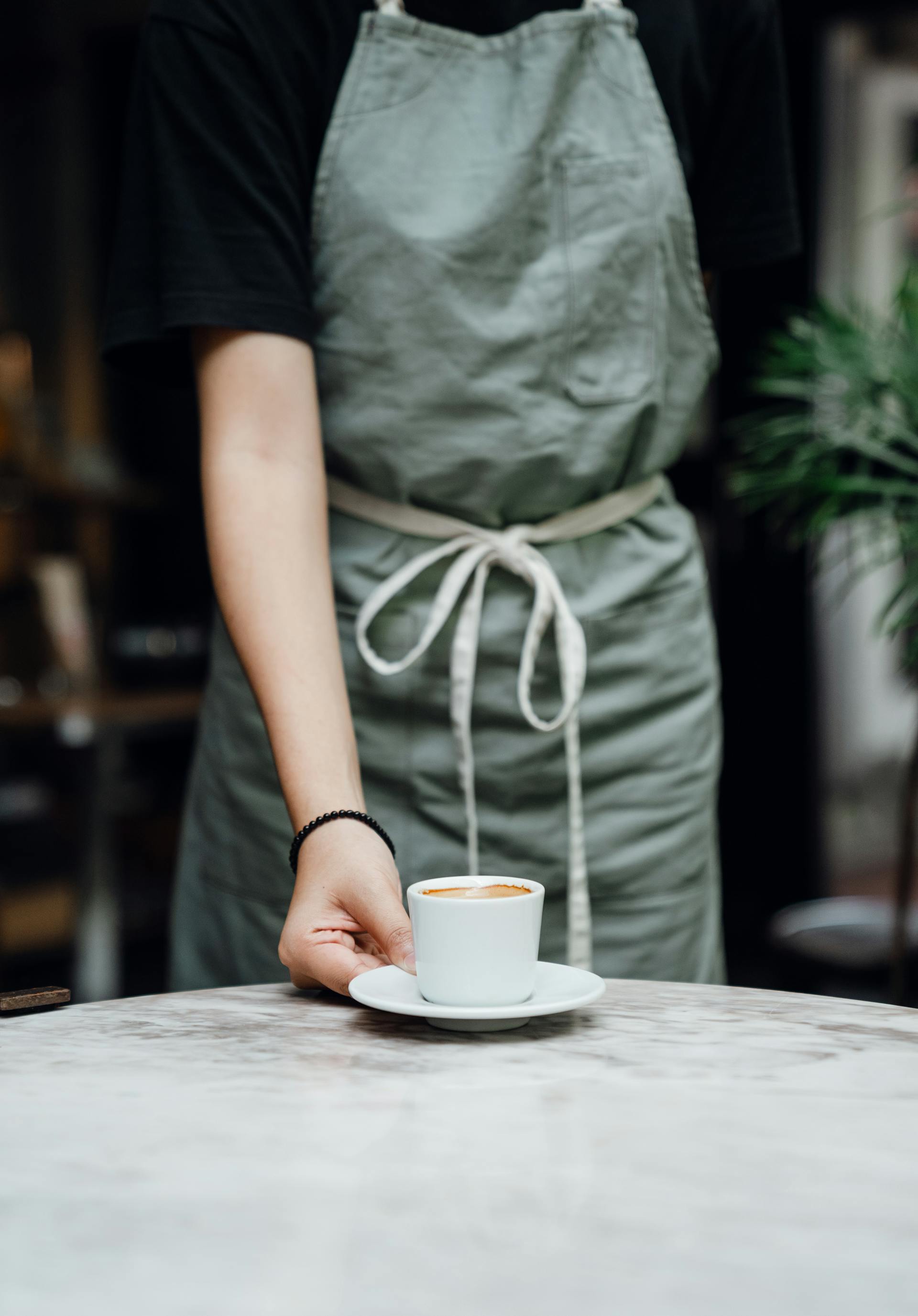 Une serveuse servant une tasse de café | Source : Pexels