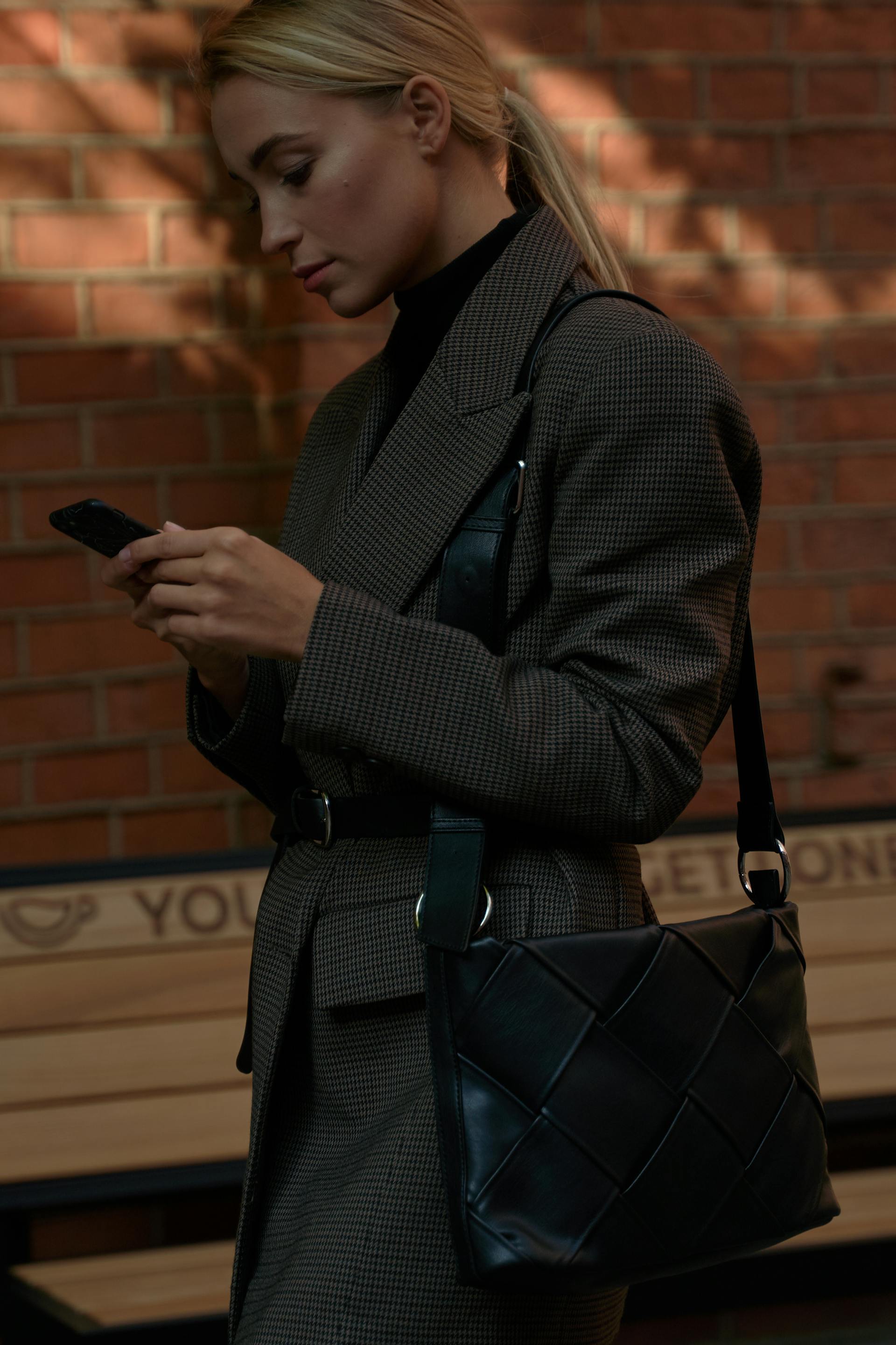 Une femme sérieuse qui regarde son téléphone | Source : Pexels
