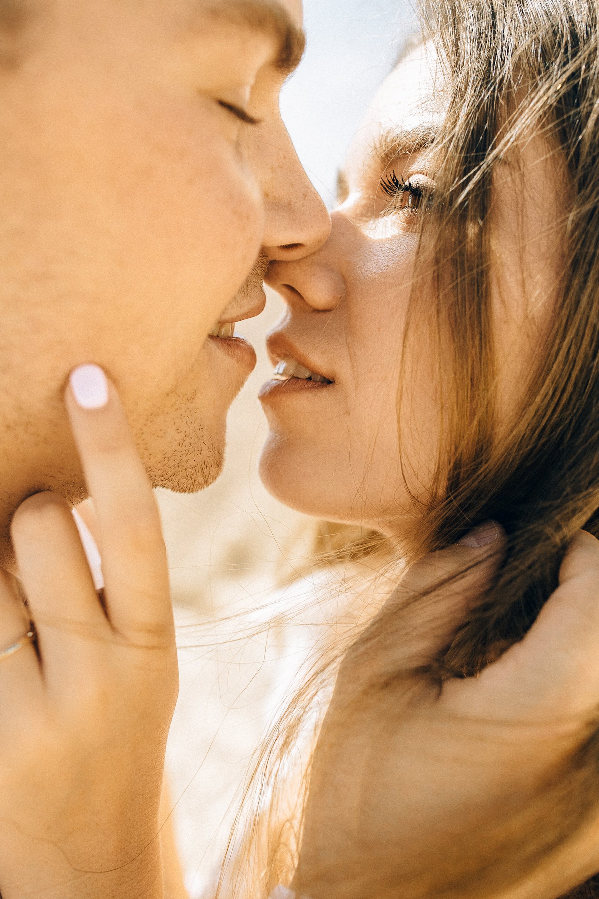 Un jeune couple heureux | Source : Pexels