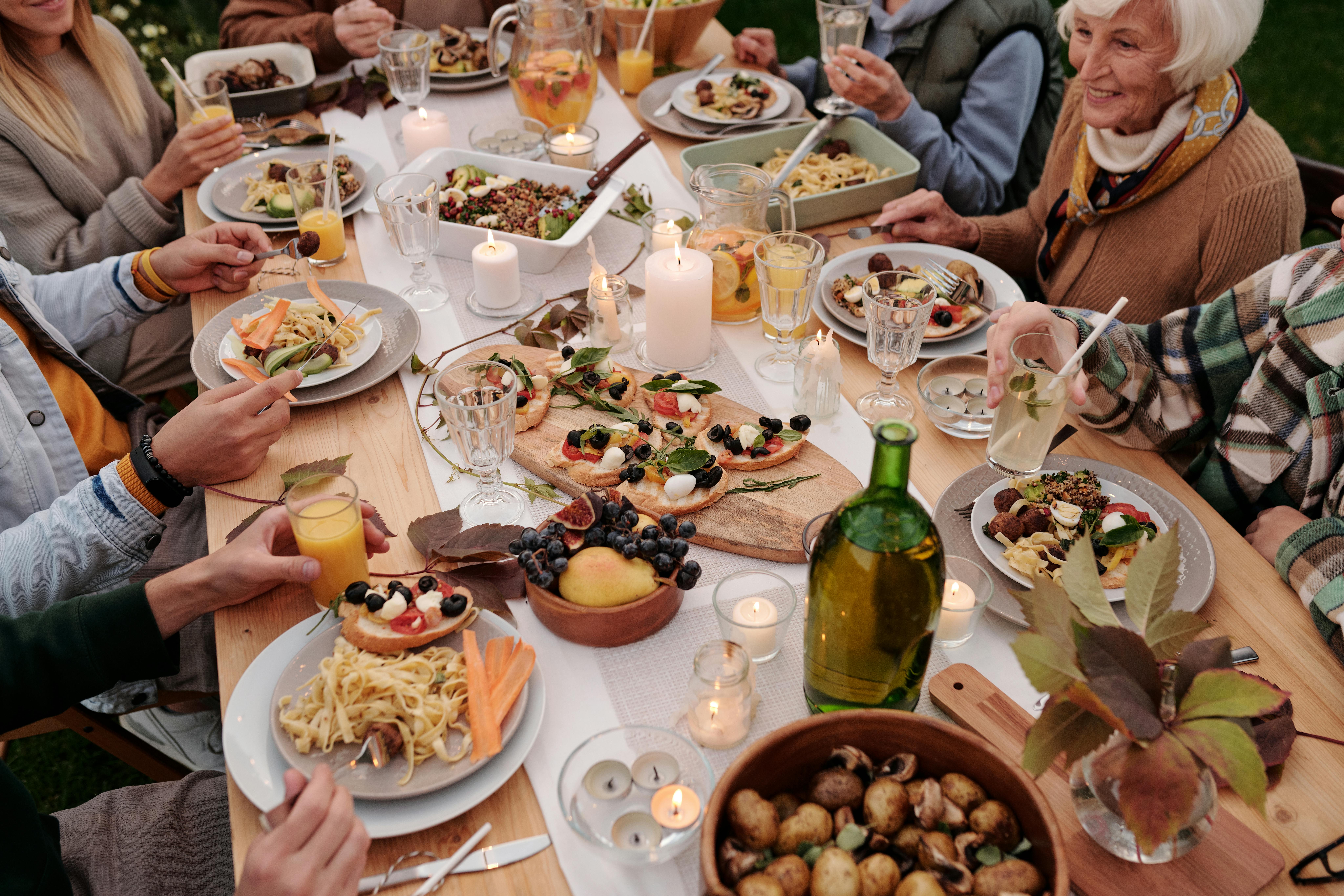 Famille en train de faire la fête | Source : Pexels