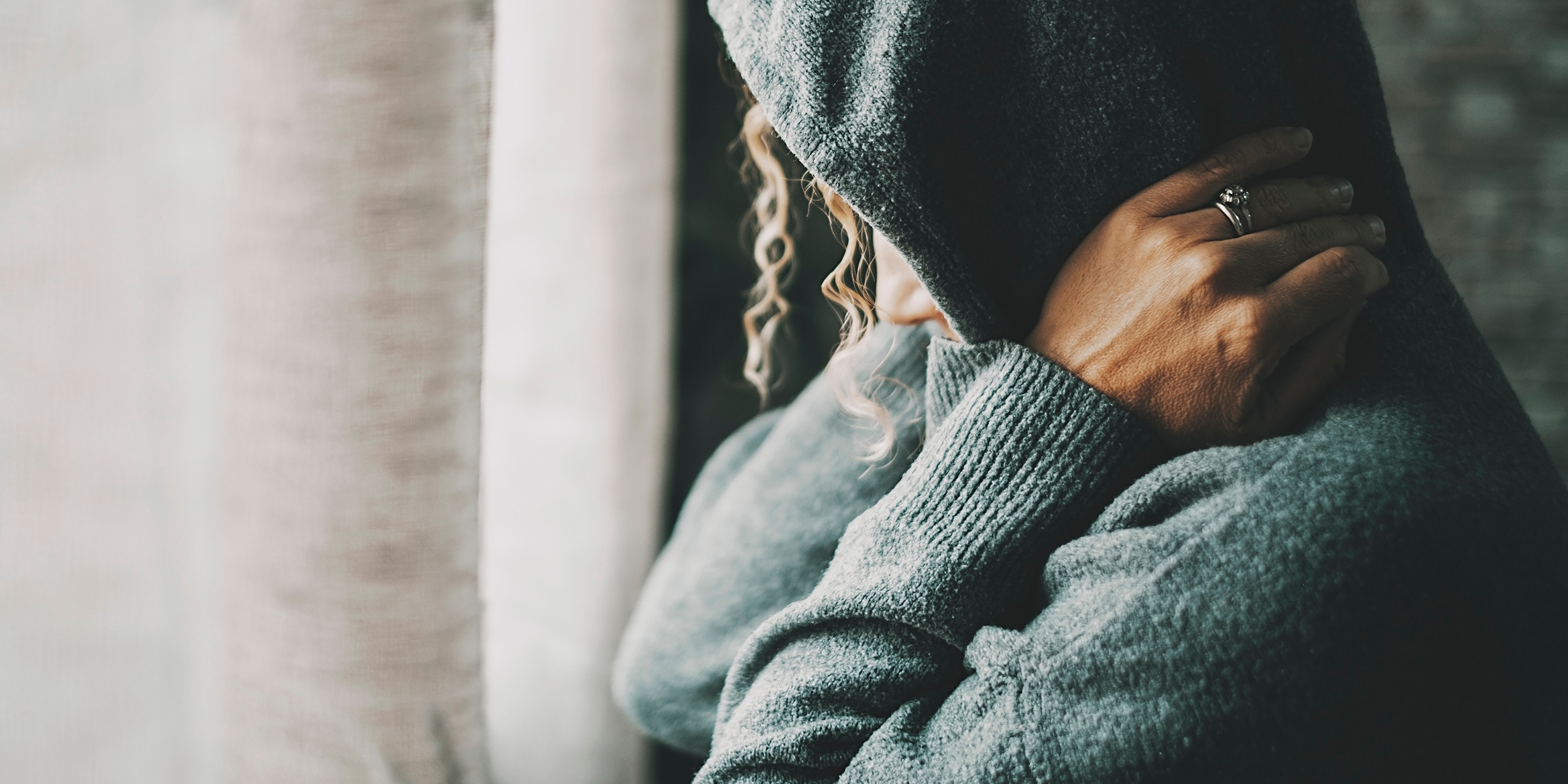 Une femme portant un sweat à capuche | Source : Shutterstock