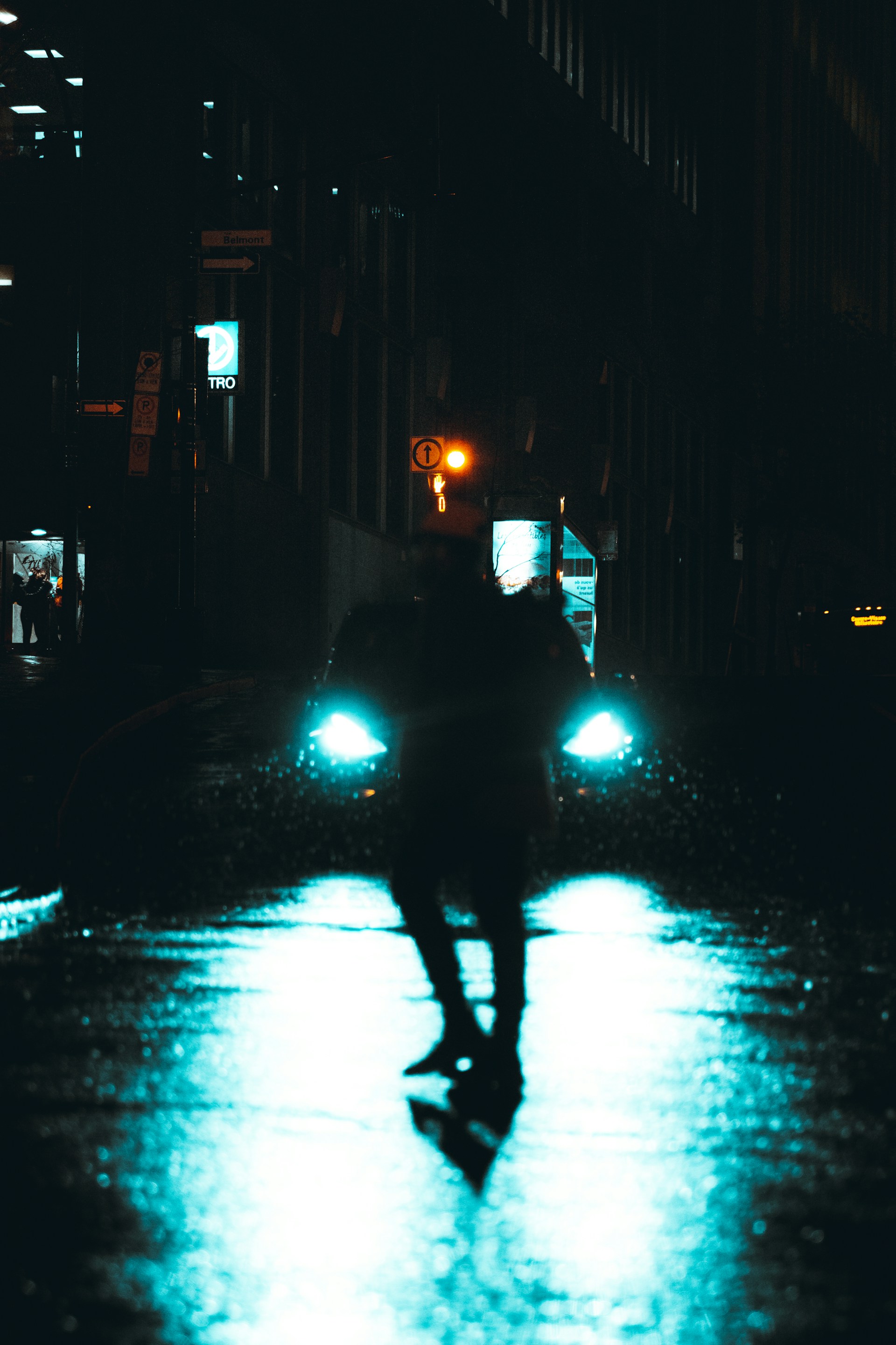 Silhouette d'une personne marchant sous la pluie | Source : Unsplash