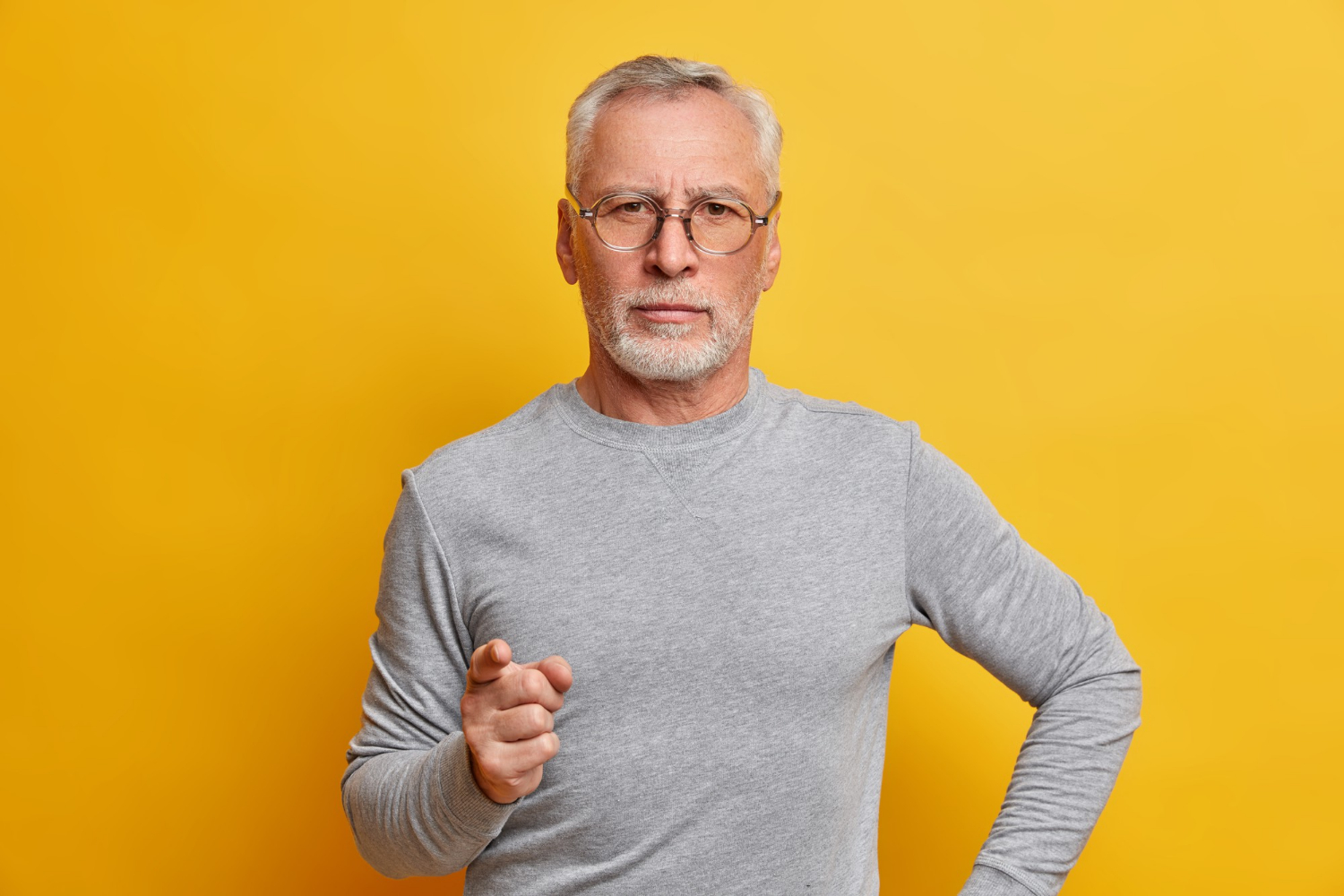 Un homme âgé et sévère pointe son doigt en guise d'avertissement | Source : Freepik