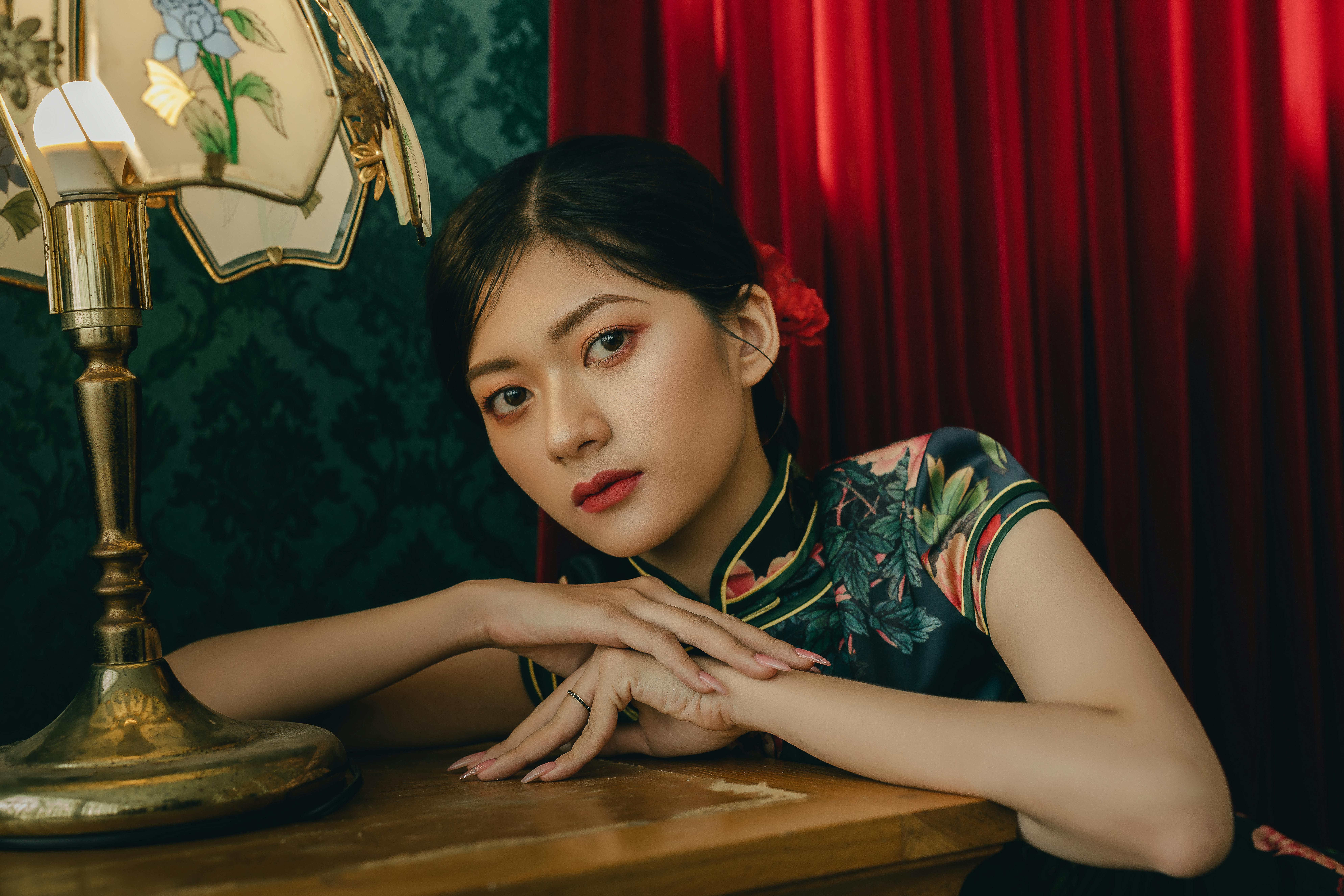 Femme assise à côté d'une lampe | Source : Pexels
