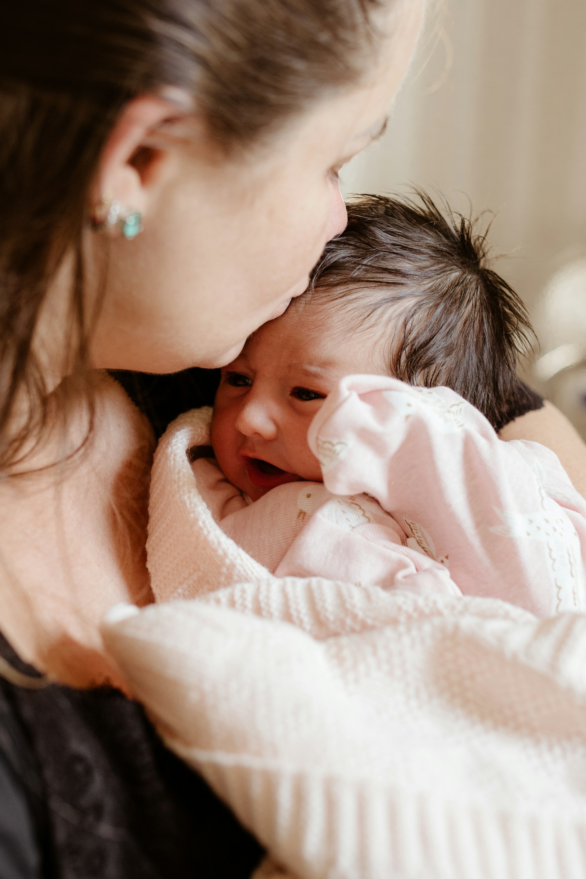 Une mère embrassant son bébé | Source : Unsplash