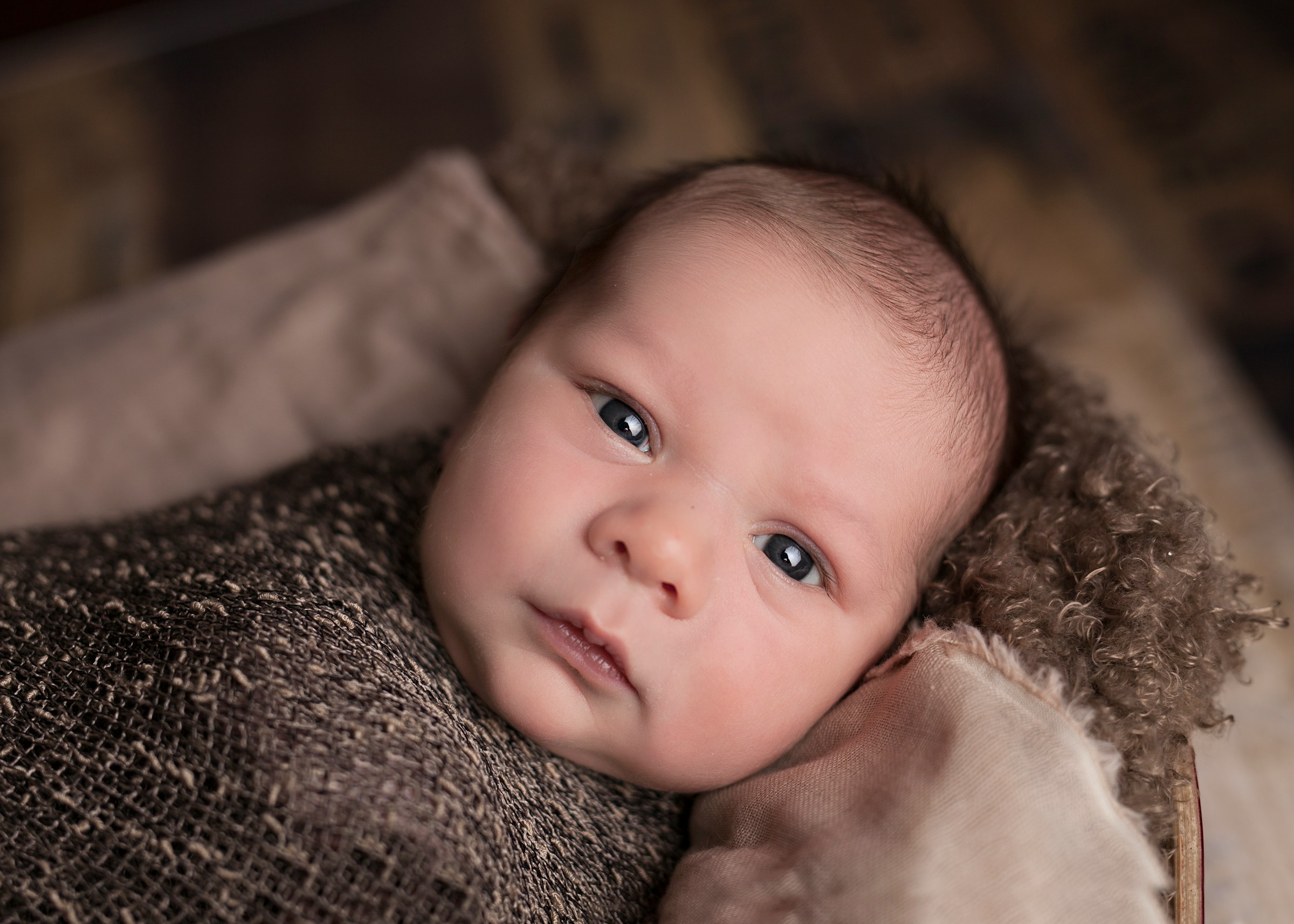 Un bébé qui regarde vers le haut | Source : Unsplash