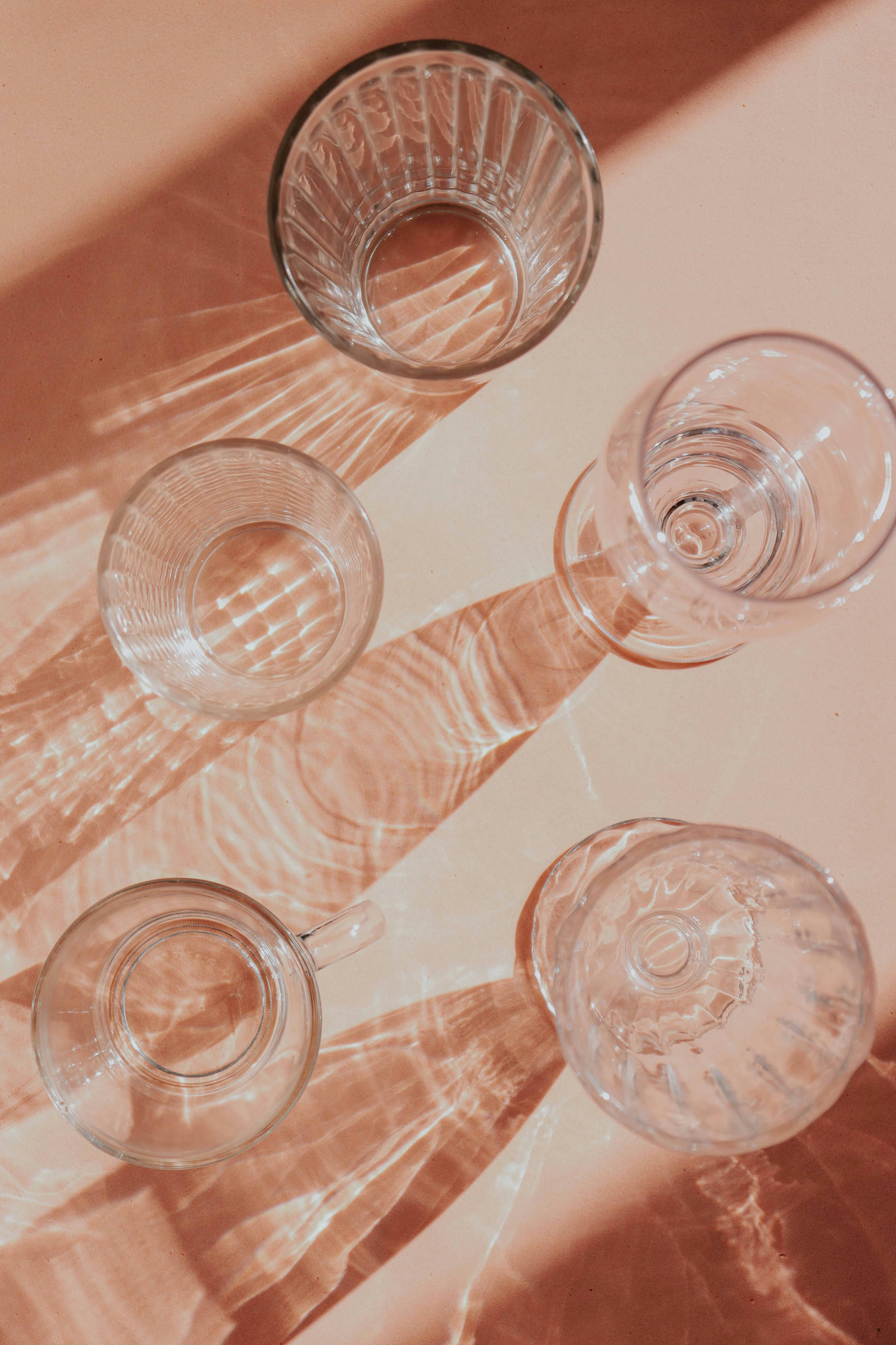 Des verres sur un comptoir | Source : Pexels