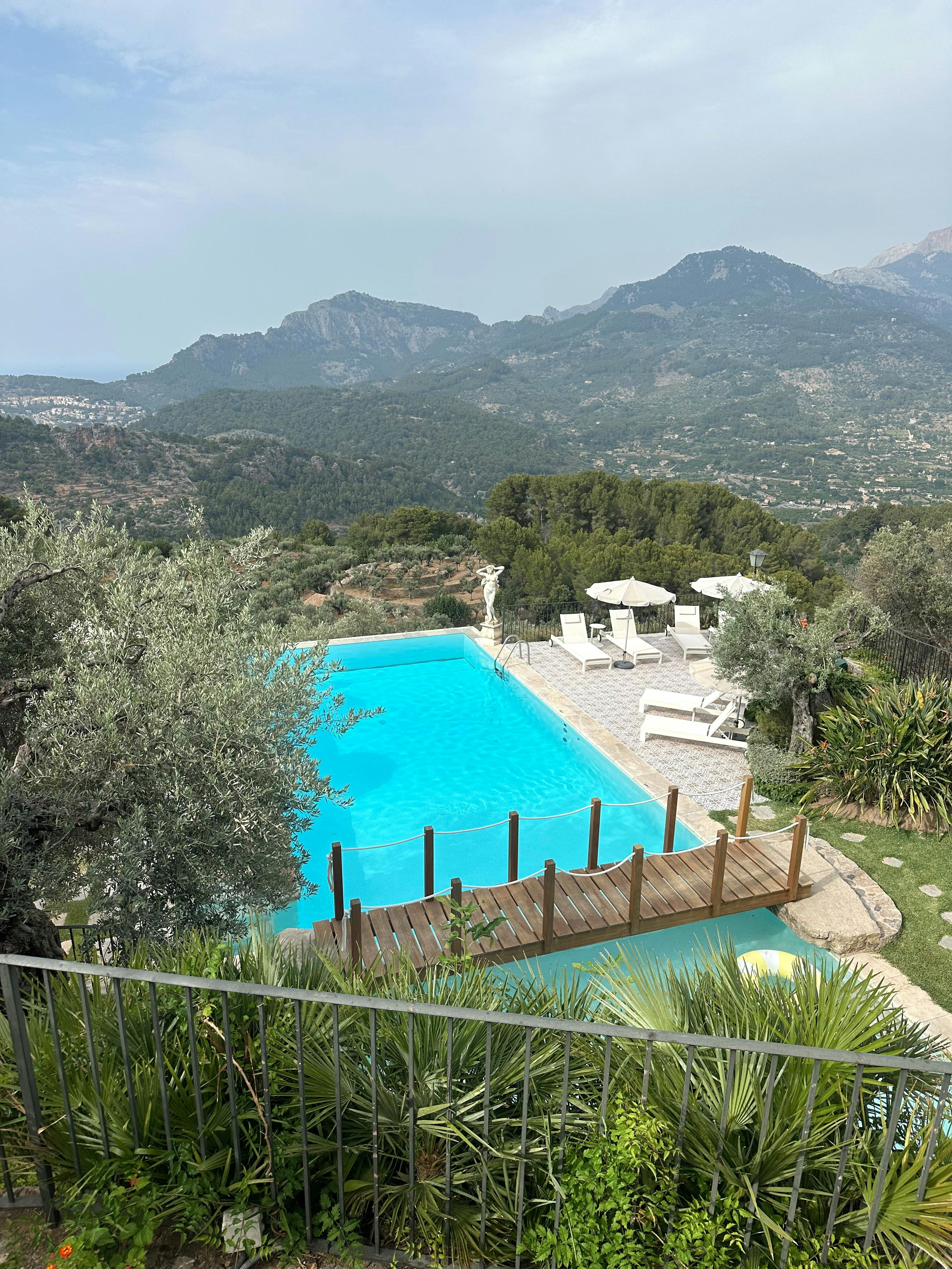 Vue d'une piscine dans un centre de villégiature | Source : Pexels