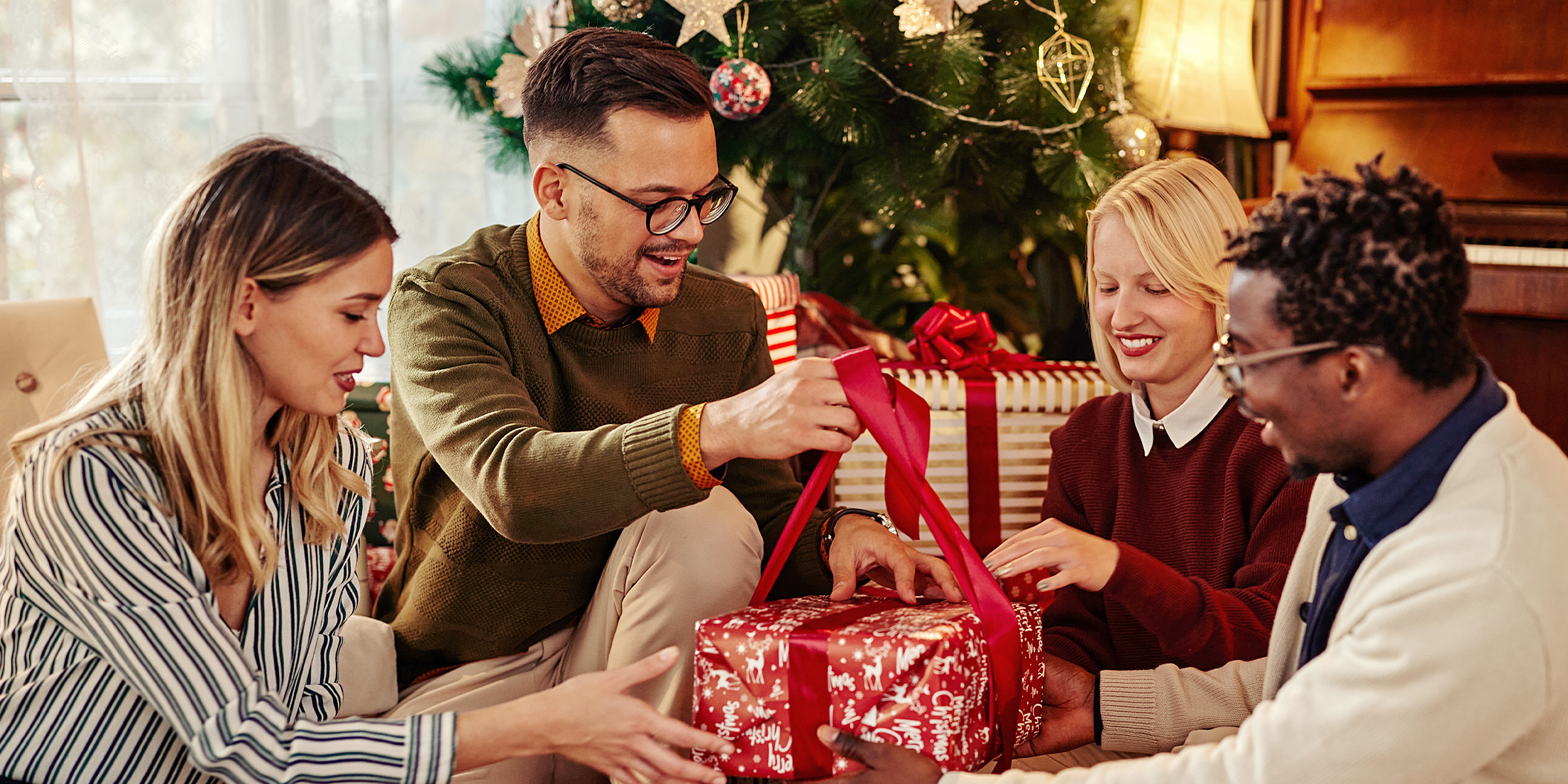 Un groupe de personnes tenant un cadeau | Source : Shutterstock