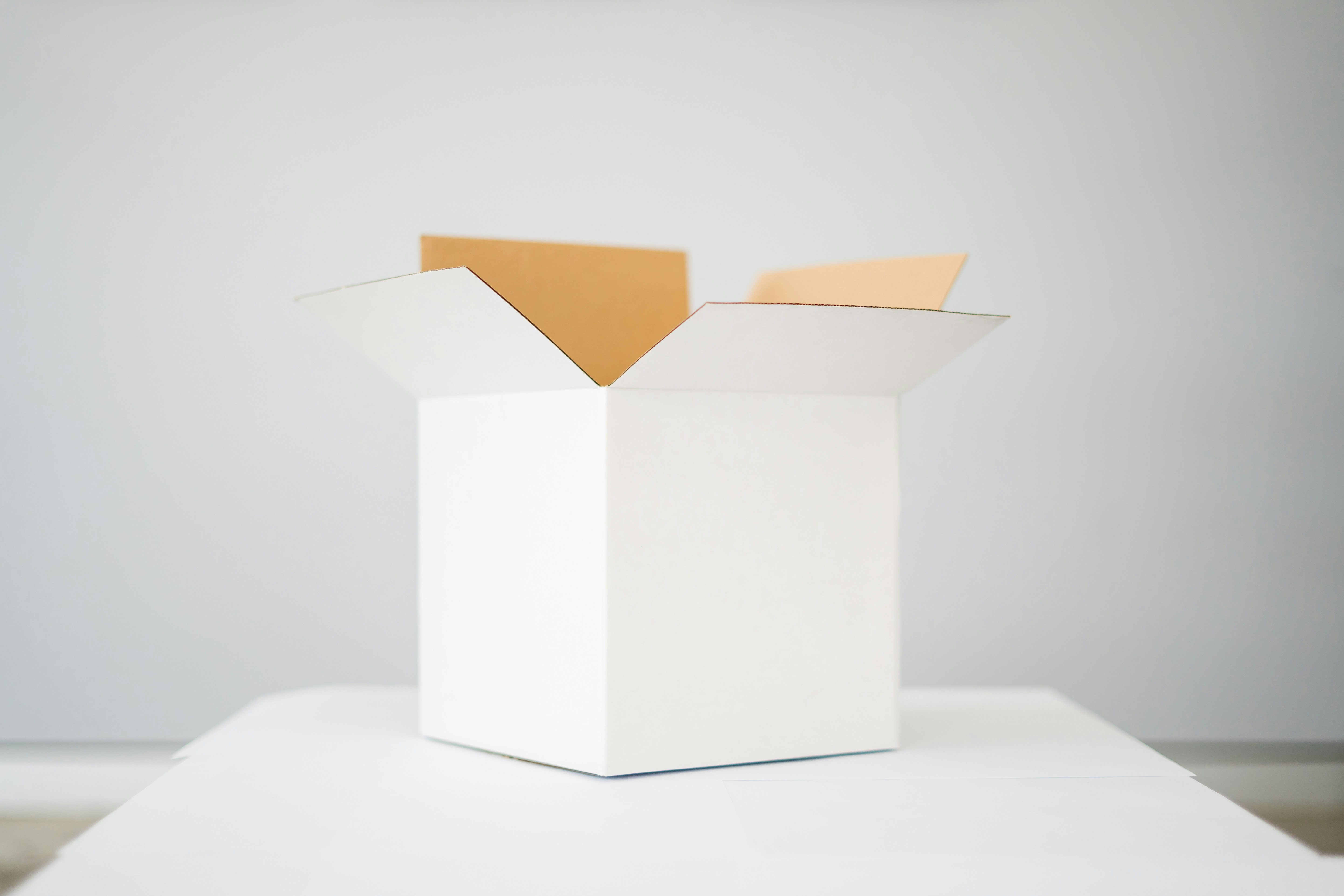 Une boîte blanche ouverte sur une table | Source : Unsplash