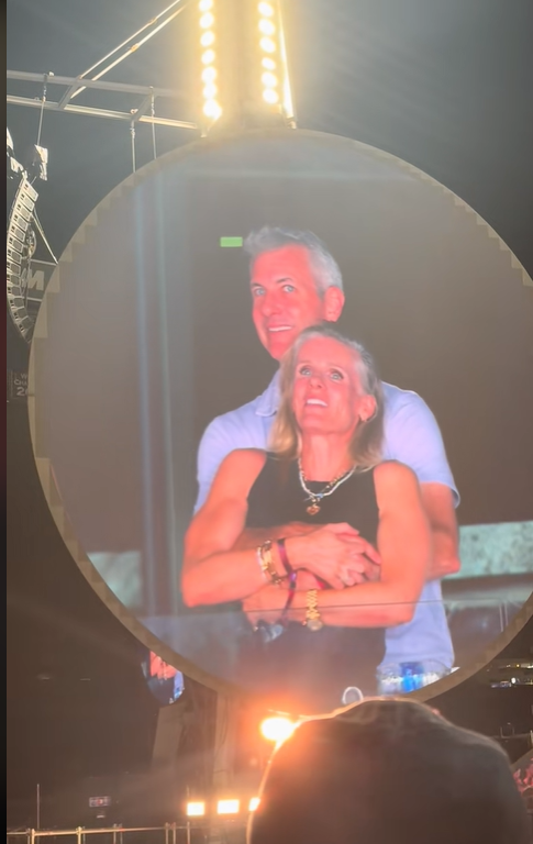 Andy Byron et Kristin Cabot sur la kiss cam lors d'un concert de Coldplay au Gillette Stadium, extrait d'un post vidéo daté du 17 juillet 2025 | Source : TikTok/instaagraace