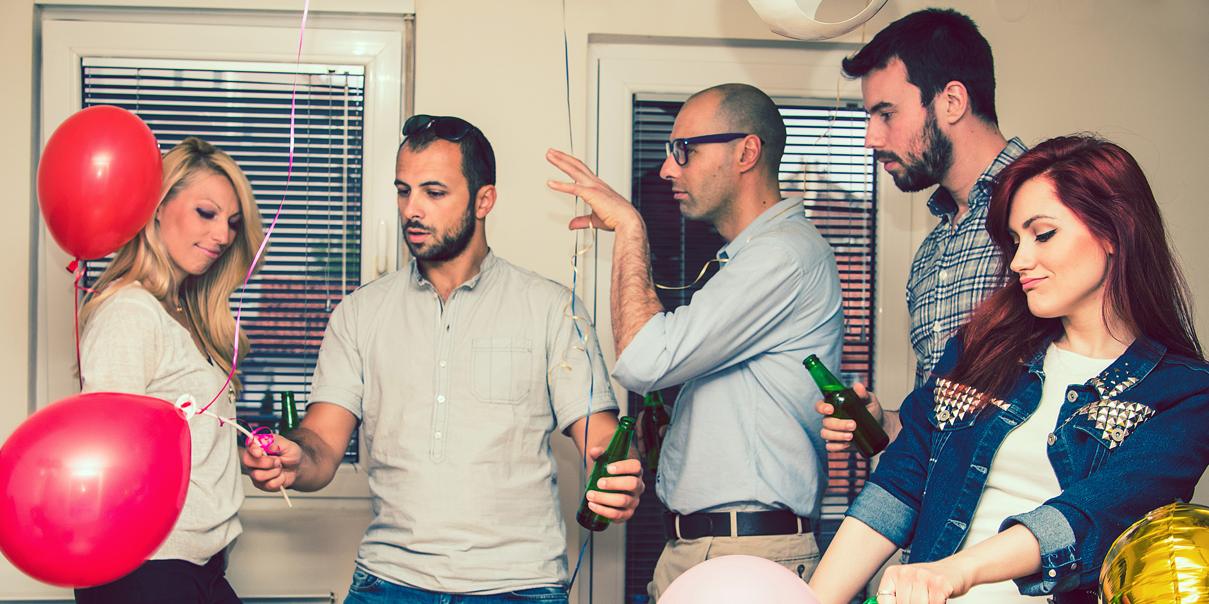 Des gens à une fête | Source : Freepik