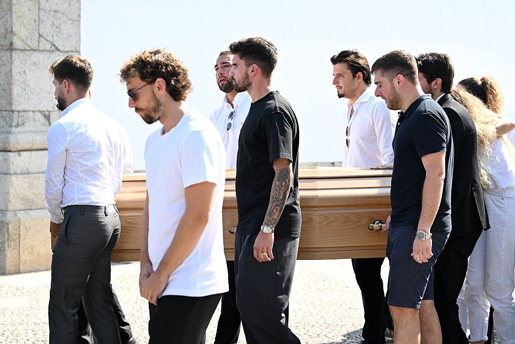 Ruben Neves, footballeur du club saoudien Alhilal et de l'équipe nationale du Portugal, assiste au port du cercueil lors de la procession vers l'église lors des funérailles de Diogo Jota et de son frère André Silva, le 5 juillet 2025. | Source : Getty Images