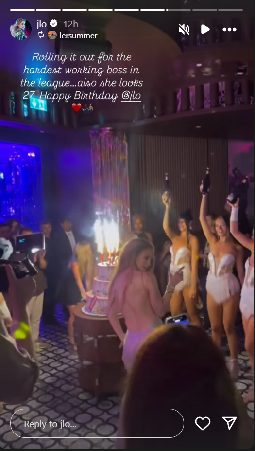 Jennifer Lopez, dans une robe argentée dos nu, reçoit un gâteau d'anniversaire à trois étages alors qu'elle se trouve sur une piste de danse, extrait d'une story Instagram datée du 24 juillet 2025. | Source : Instagram/jlo