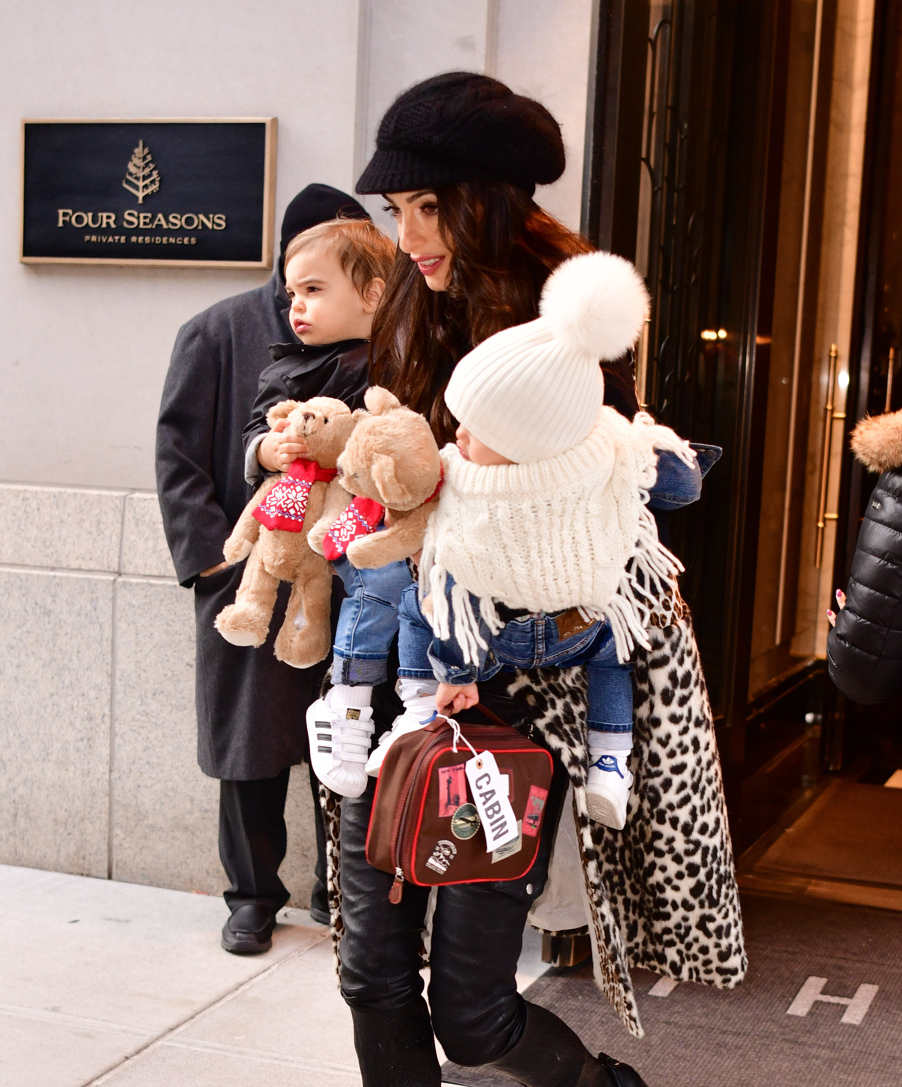 Amal Clooney avec ses jumeaux, Alexander et Ella Clooney, à New York, le 6 décembre 2018. | Source : Getty Images