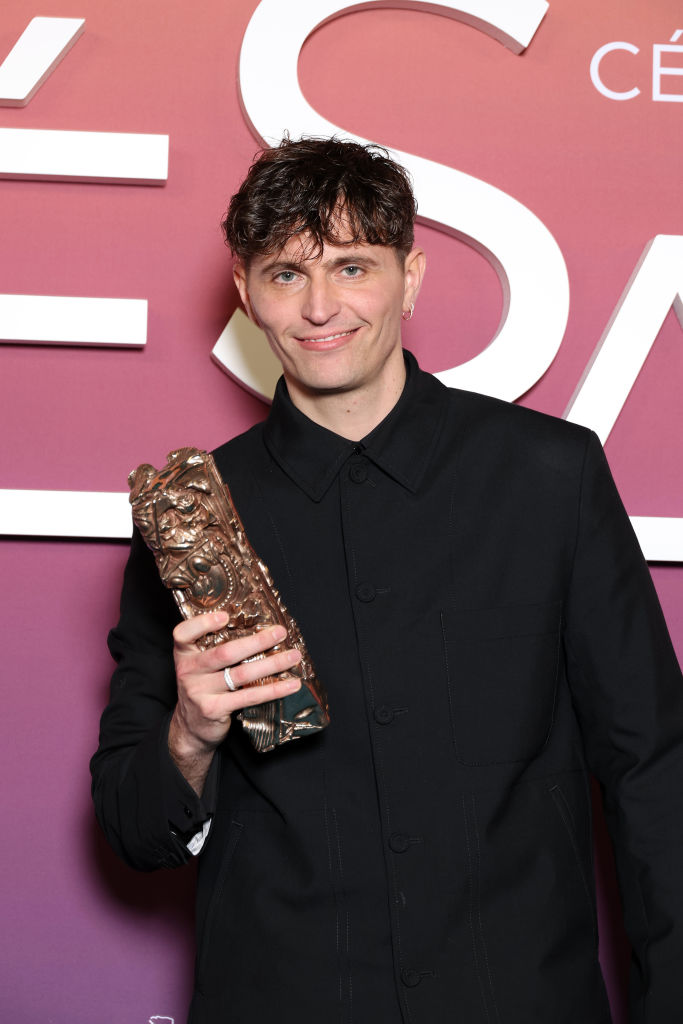Raphaël Quenard pose dans la salle des lauréats avec le César du « Meilleur espoir masculin » pour le film « Chien de la casse » lors de la 49e cérémonie des César à l'Olympia, le 23 février 2024 à Paris, en France I Source : Getty Images