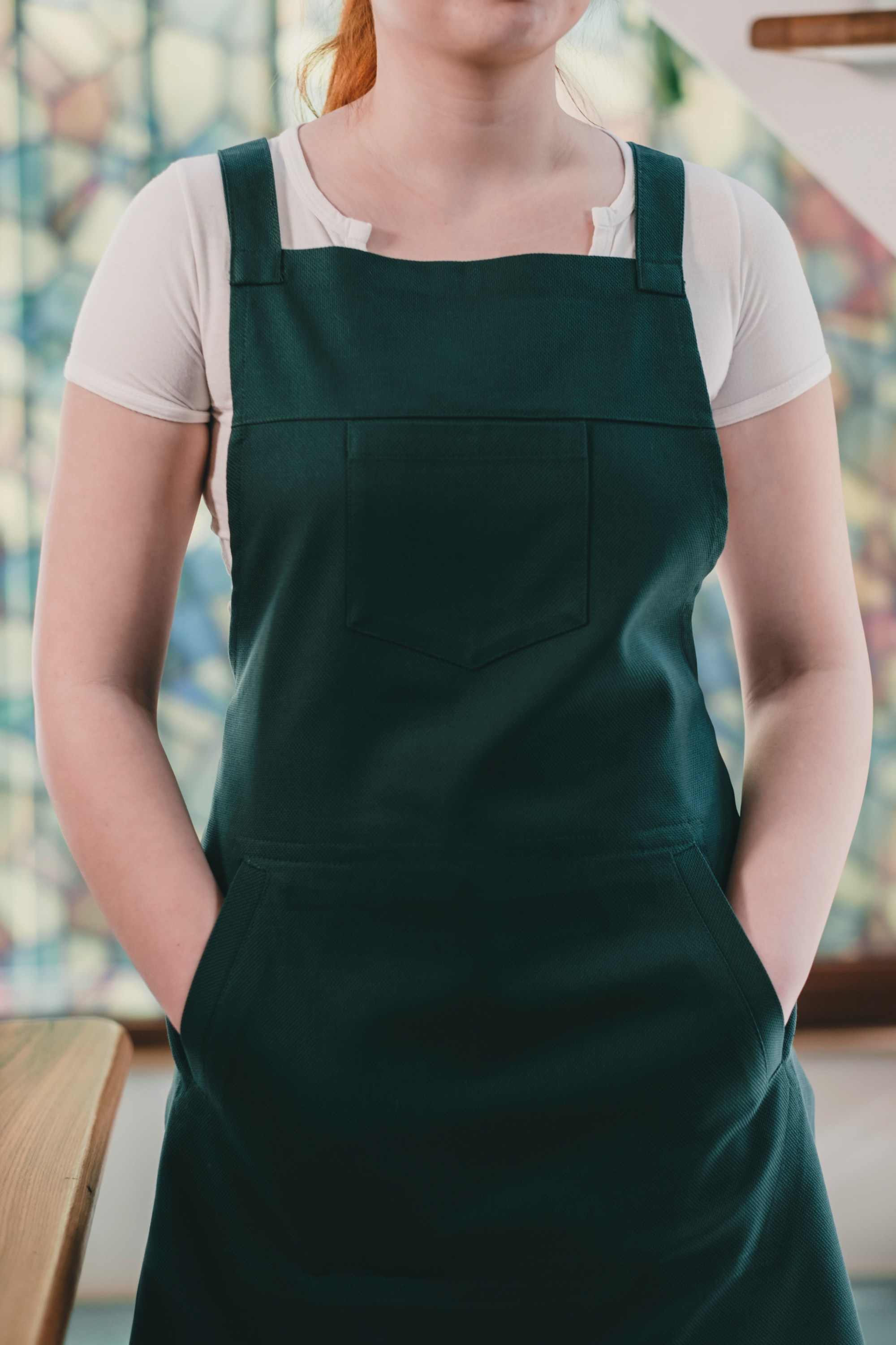 Une serveuse debout, les mains dans les poches | Source : Unsplash