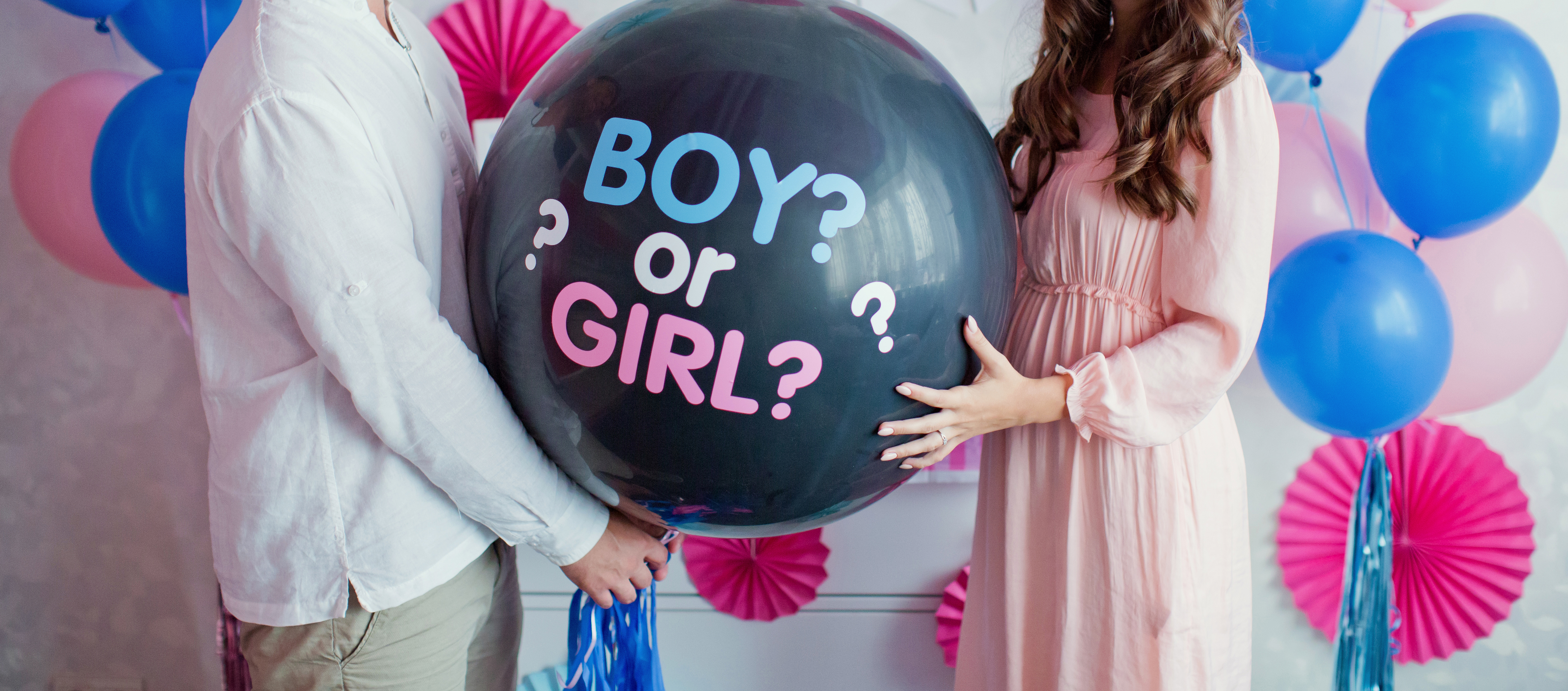 Un couple tenant un ballon garçon et fille | Source : Shutterstock