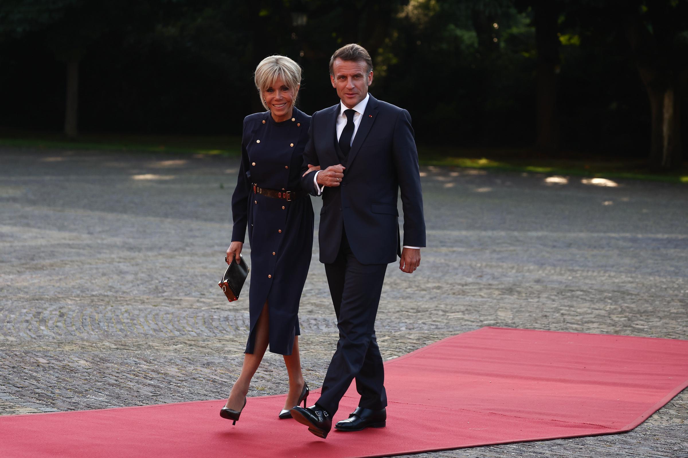 Le président français Emmanuel Macron et son épouse Brigitte Macron arrivent au palais Huis ten Bosch pour un dîner dans le cadre du sommet de l'OTAN 2025, le 24 juin 2025 à La Haye, aux Pays-Bas I Source : Getty Images