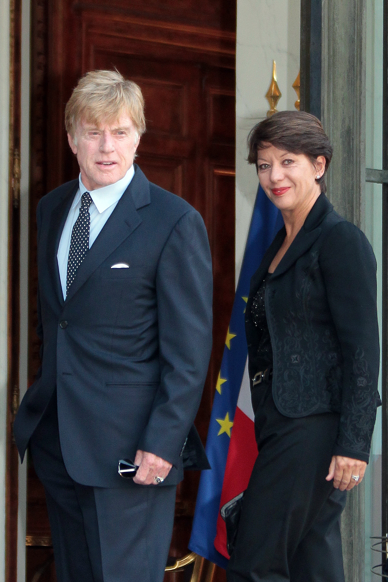 Robert Redford et Sibylle Szaggars Redford à Paris, France, le 14 octobre 2010. | Source : Getty Images